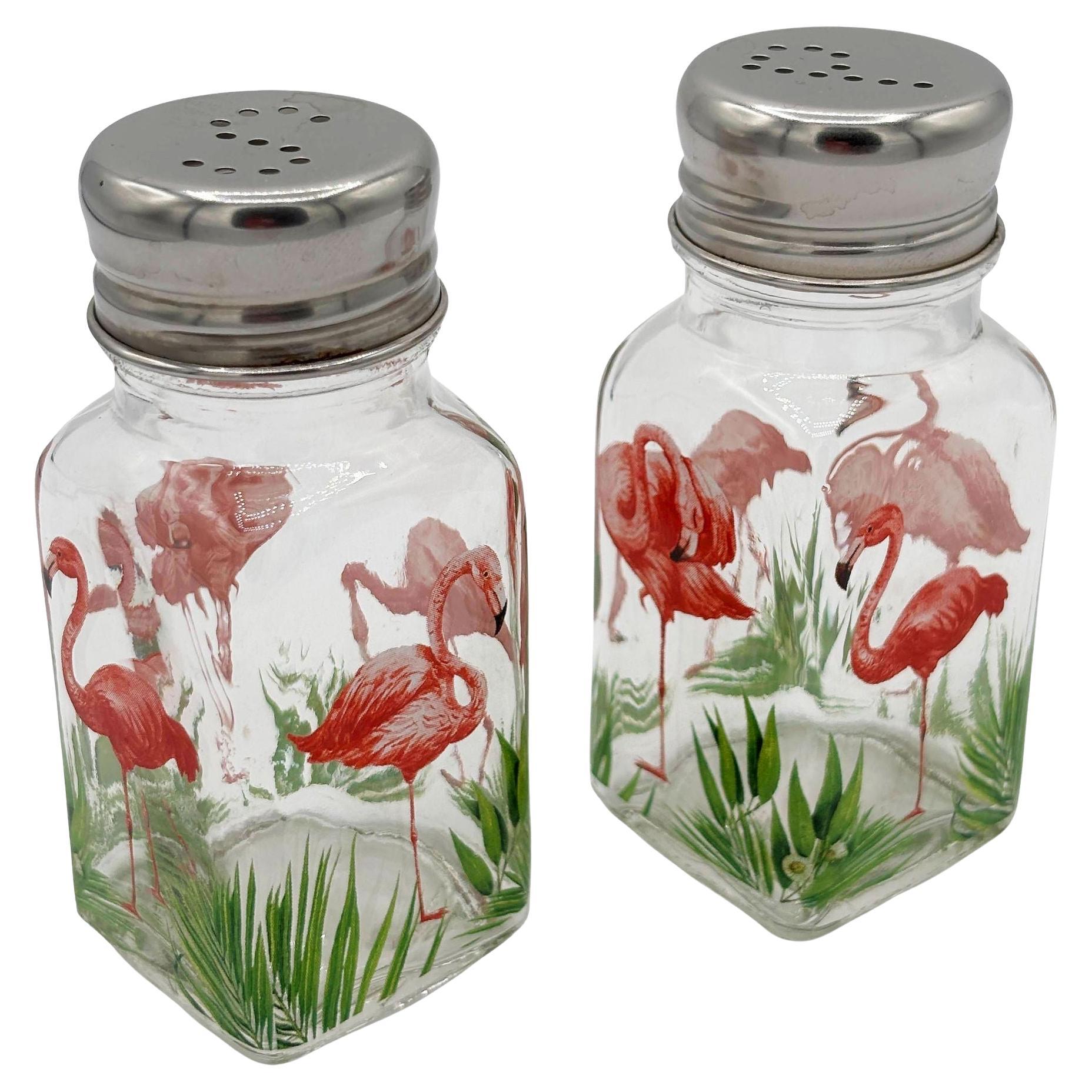 Shakers in vetro dipinto a mano con fenicotteri rosa per sale e pepe di A. Michel Design Works
