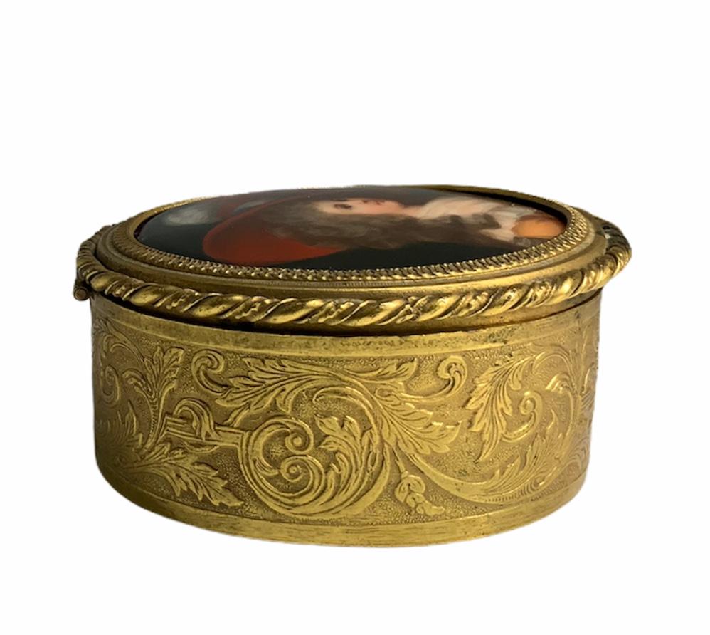 Hand Painted Porcelain and Gilt Bronze Oval Trinket Box In Good Condition For Sale In Guaynabo, PR