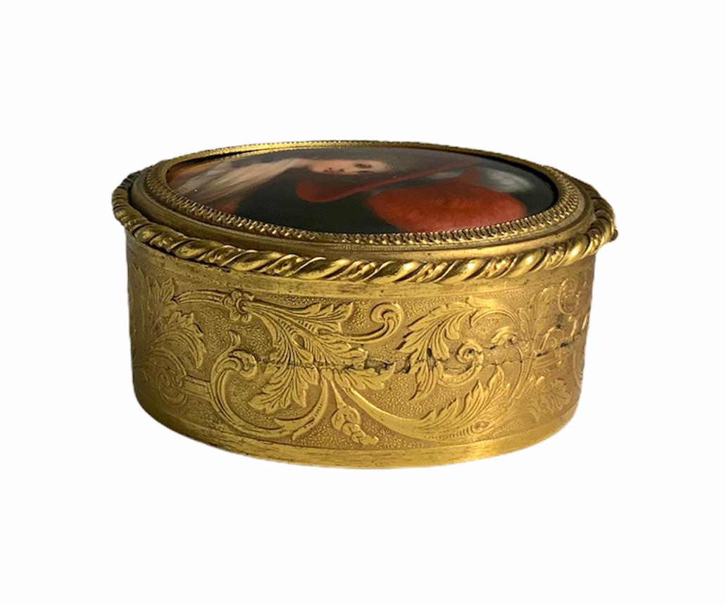 XIXe siècle Boîte à bijoux ovale en porcelaine peinte à la main et bronze doré en vente