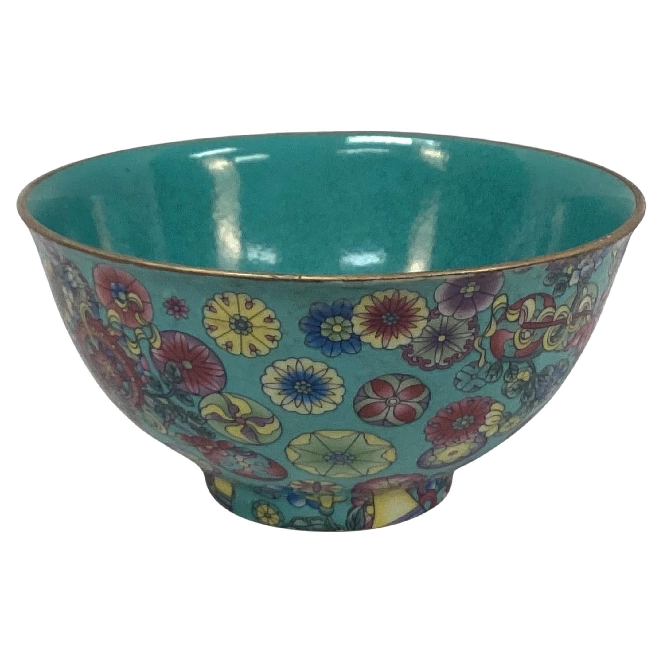 Handbemalte chinesische Famille-Rose-Porzellanschale mit Stand (Qing-Dynastie) im Angebot