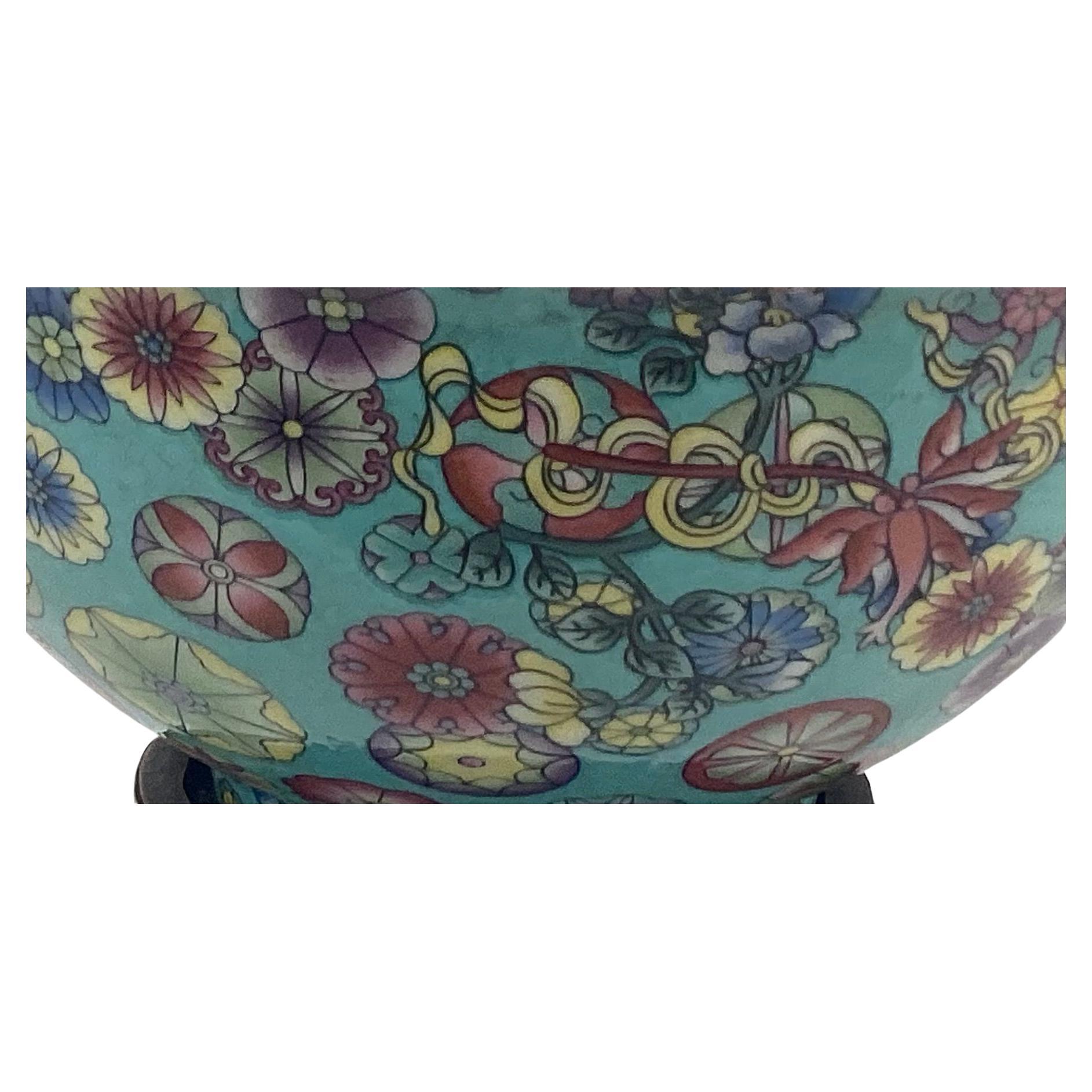 Handbemalte chinesische Famille-Rose-Porzellanschale mit Stand (Chinesisch) im Angebot