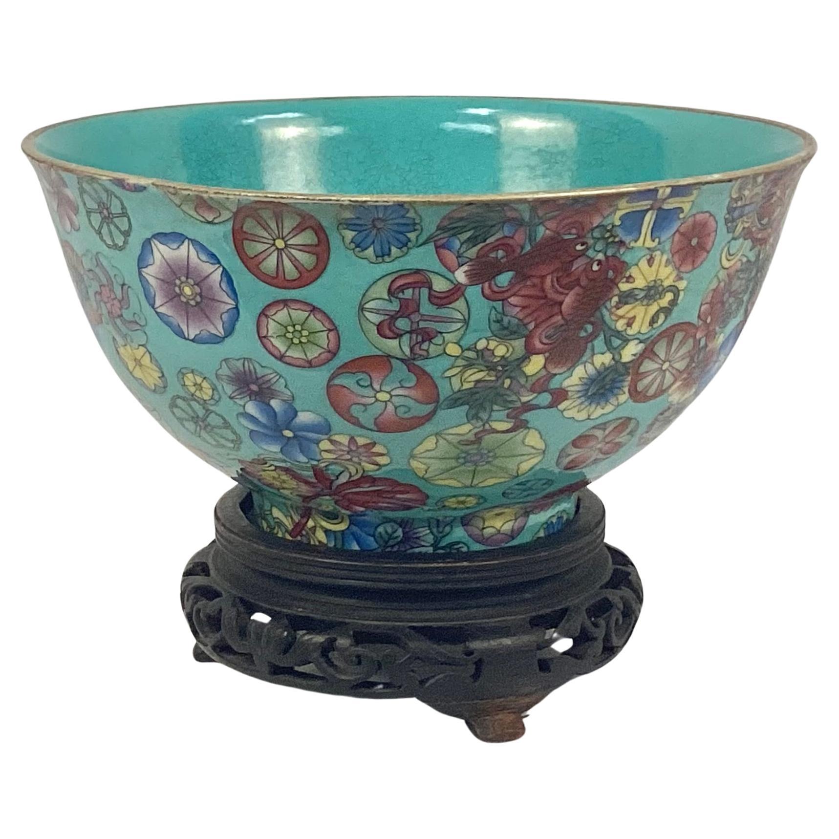 Handbemalte chinesische Famille-Rose-Porzellanschale mit Stand im Angebot 2