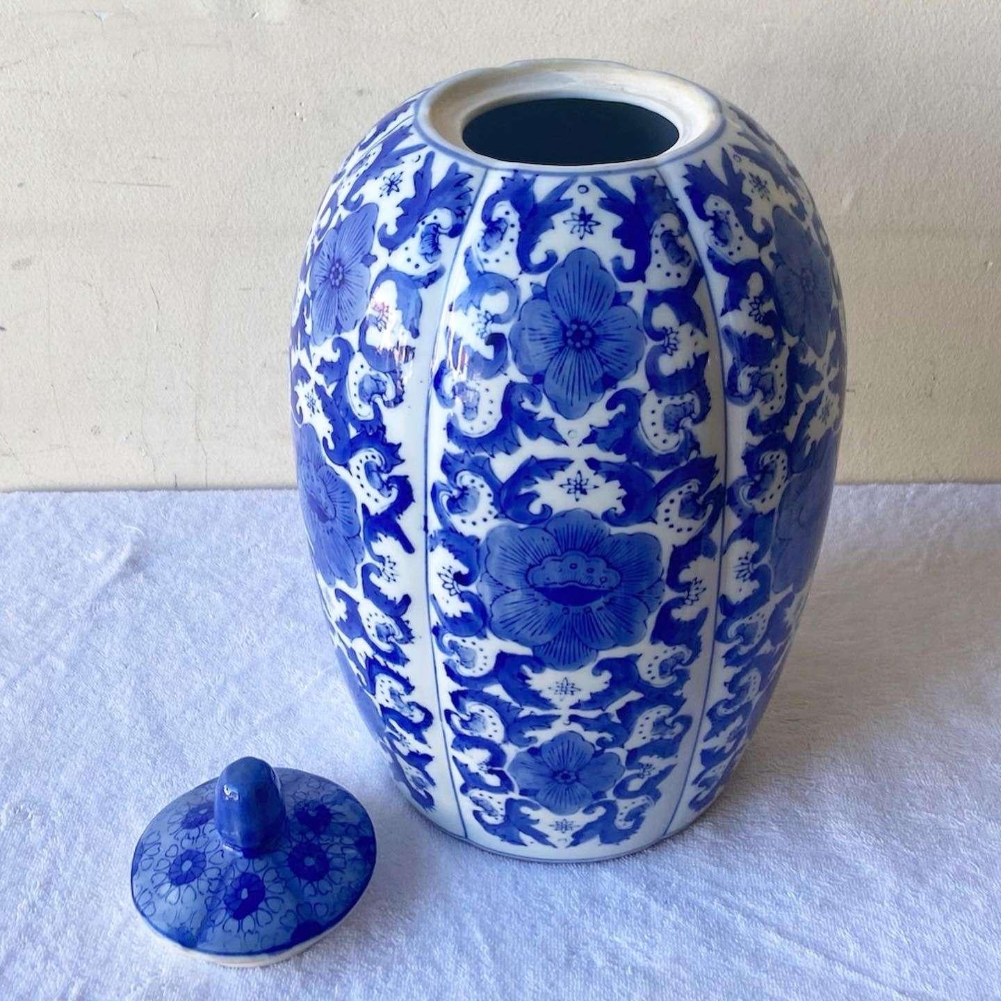 Hand Painted Porcelain Chinese Ginger Vase In Good Condition For Sale In Delray Beach, FL
