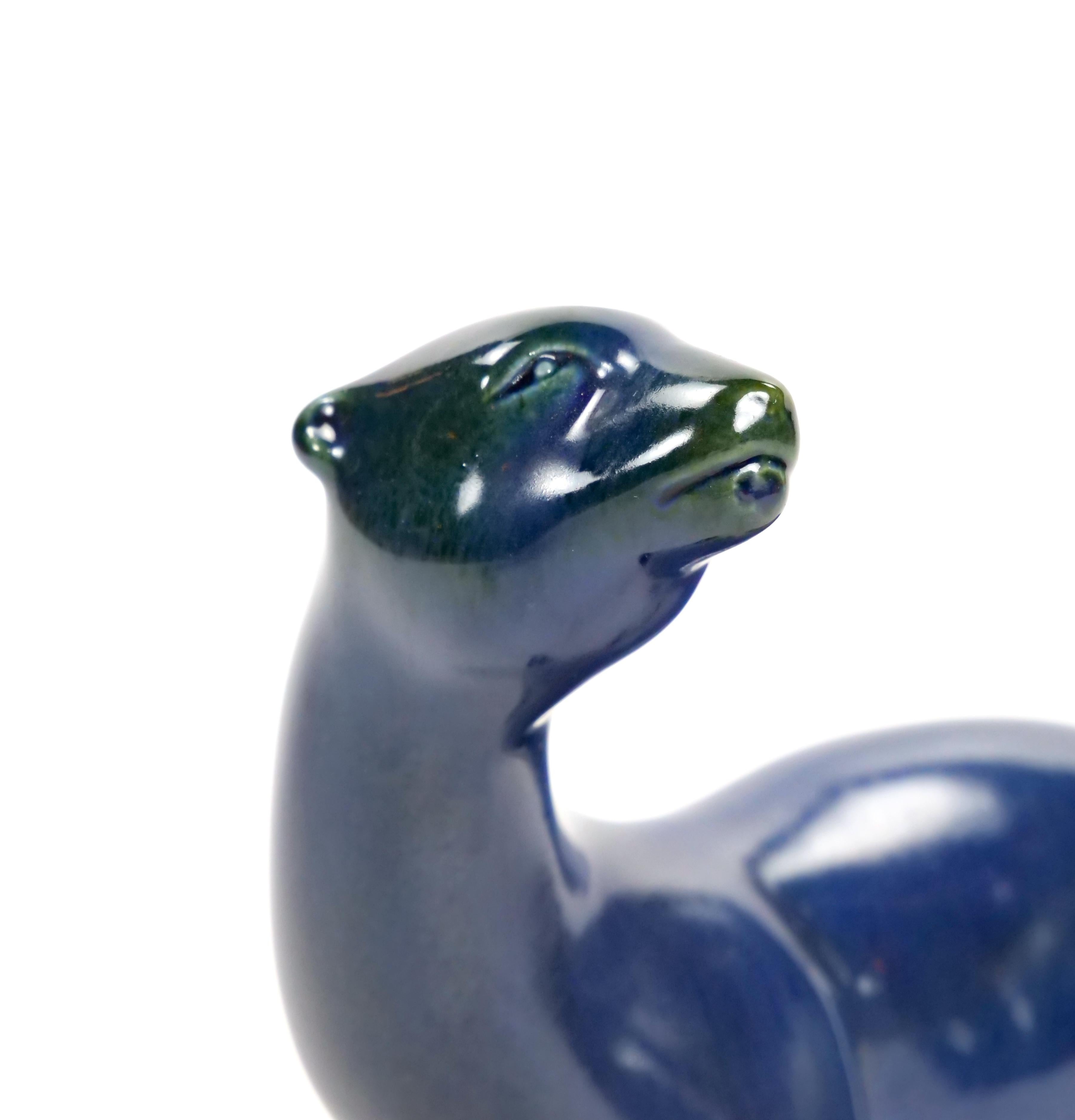 Porcelana Pintada a Mano / Escultura Decorativa Iridiscente Azul Cobalto y Verdoso Glaseado en venta