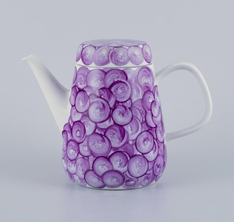 Service à café peint à la main dans un style rétro aux couleurs violettes. Excellent état - En vente à Copenhagen, DK