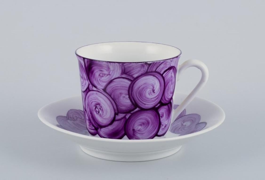 Porcelaine Service à café peint à la main dans un style rétro aux couleurs violettes.  en vente