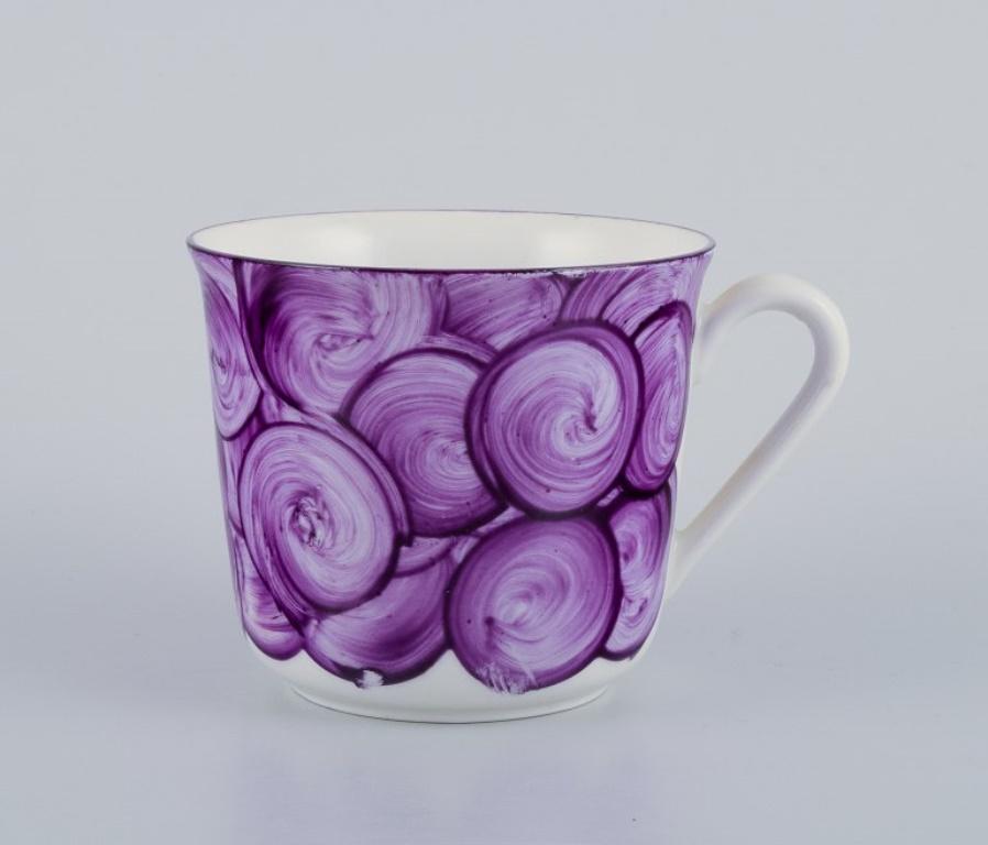 Service à café peint à la main dans un style rétro aux couleurs violettes.  en vente 2