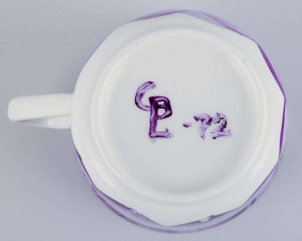 Service à café peint à la main dans un style rétro aux couleurs violettes.  en vente 3