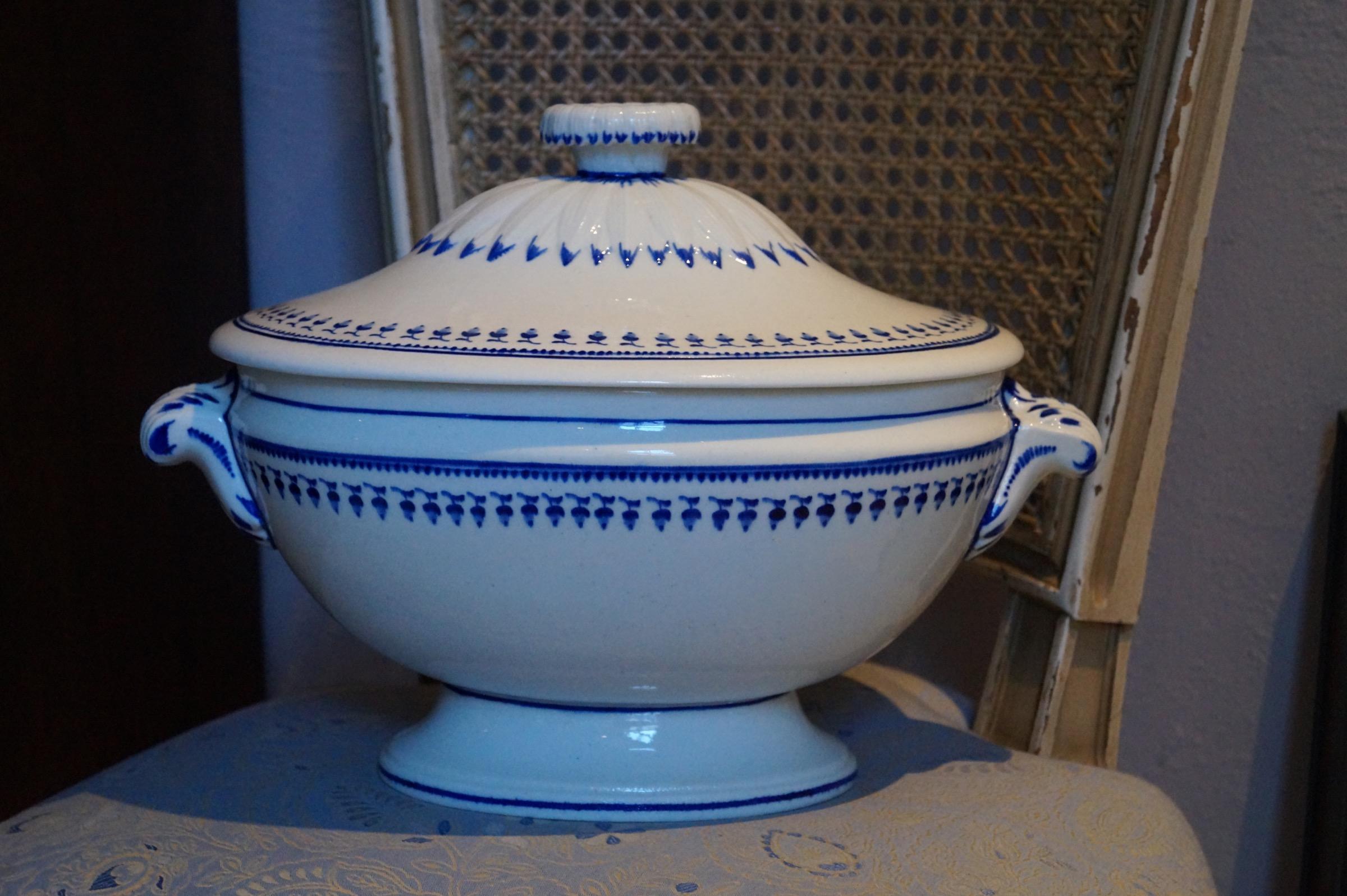 Rare hand painted porcelain de Tournai oval soup tureen
Belgium, 1790-1800
With hand painted blue decorations of leaves.
Measures: 22.5 cm x 29 cm (38 cm with arms) height 27 cm.
Perfect condition! Very rare with this age.

   