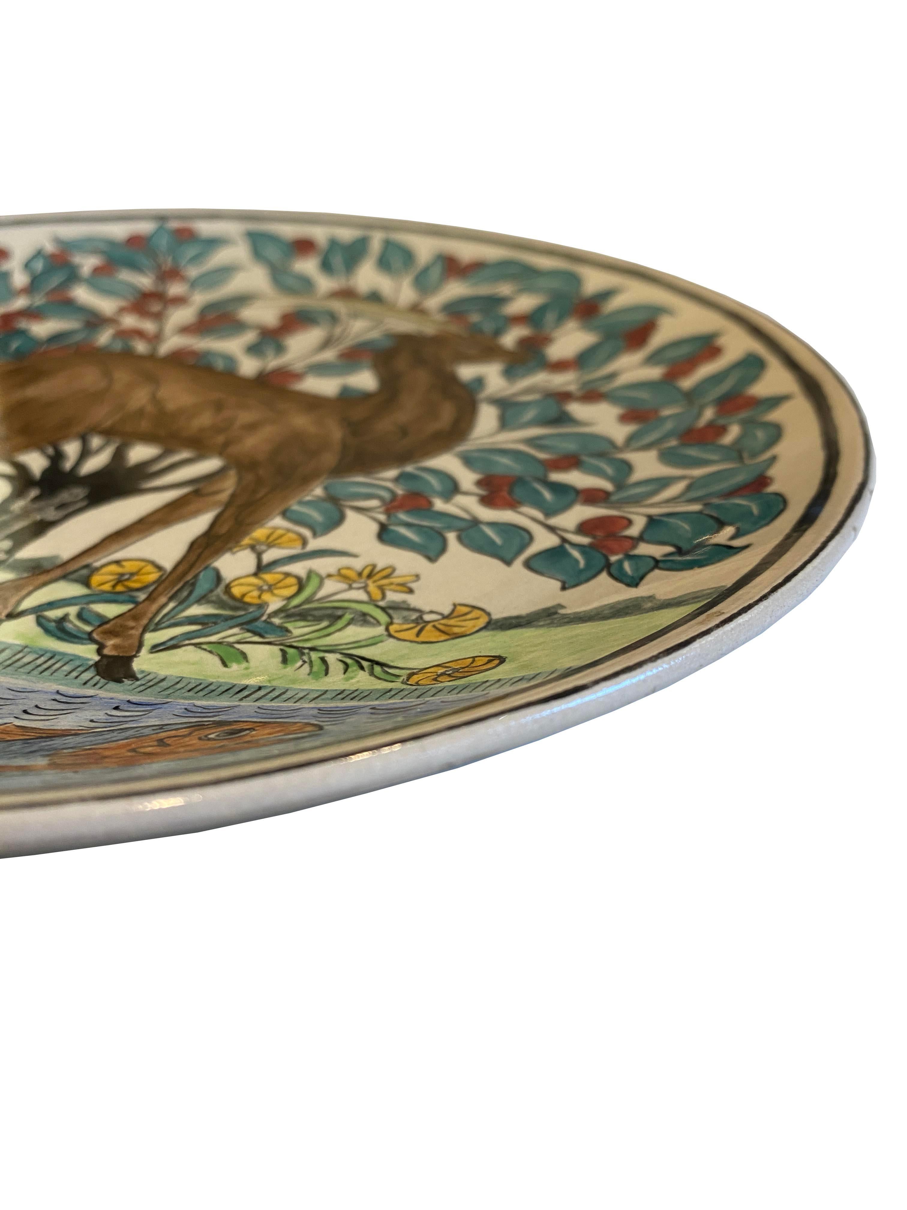 Plato de porcelana pintado a mano - De la colección de Ann y Gordon Getty siglo XX en venta