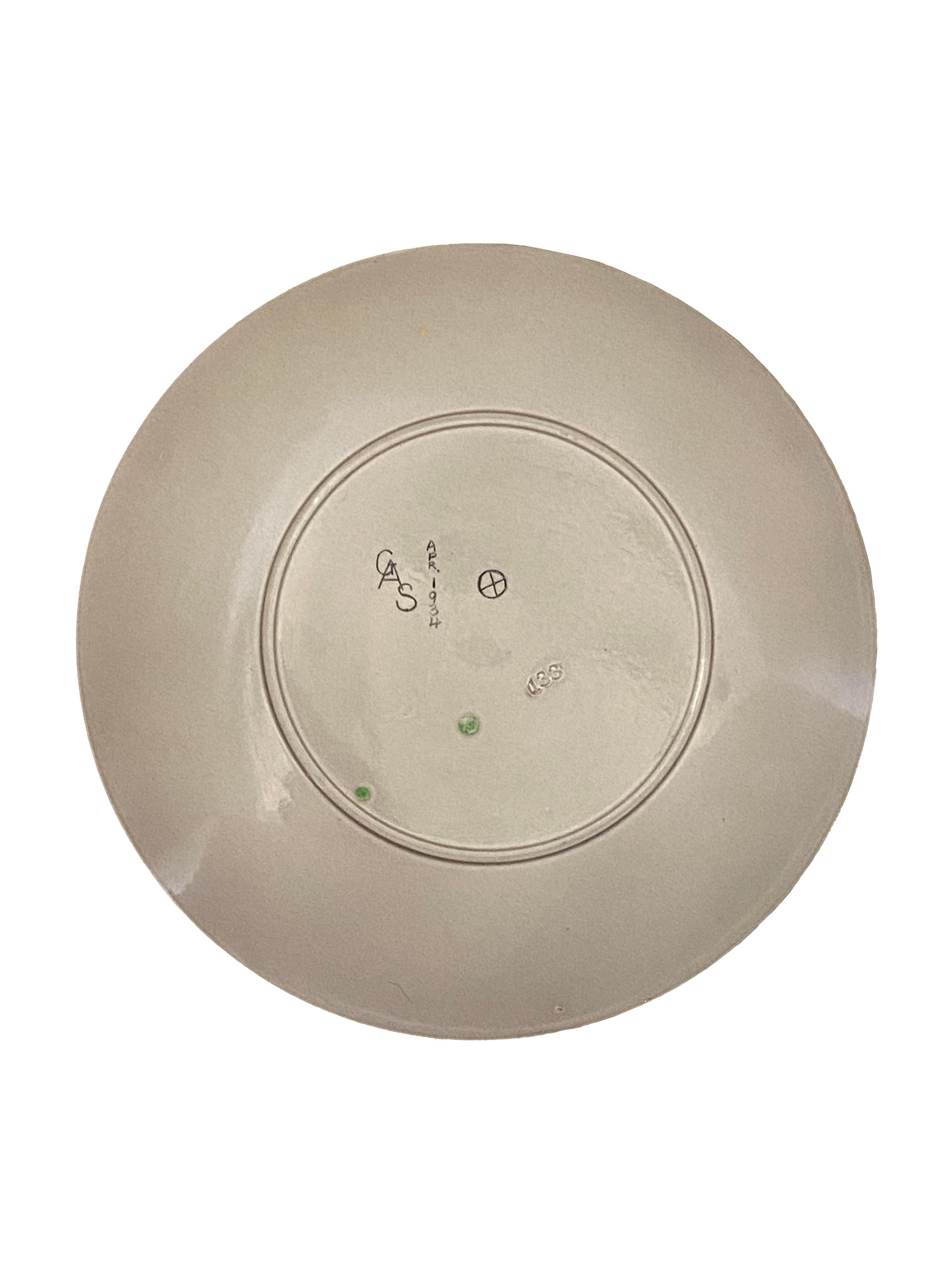 Plato de porcelana pintado a mano - De la colección de Ann y Gordon Getty Porcelana en venta