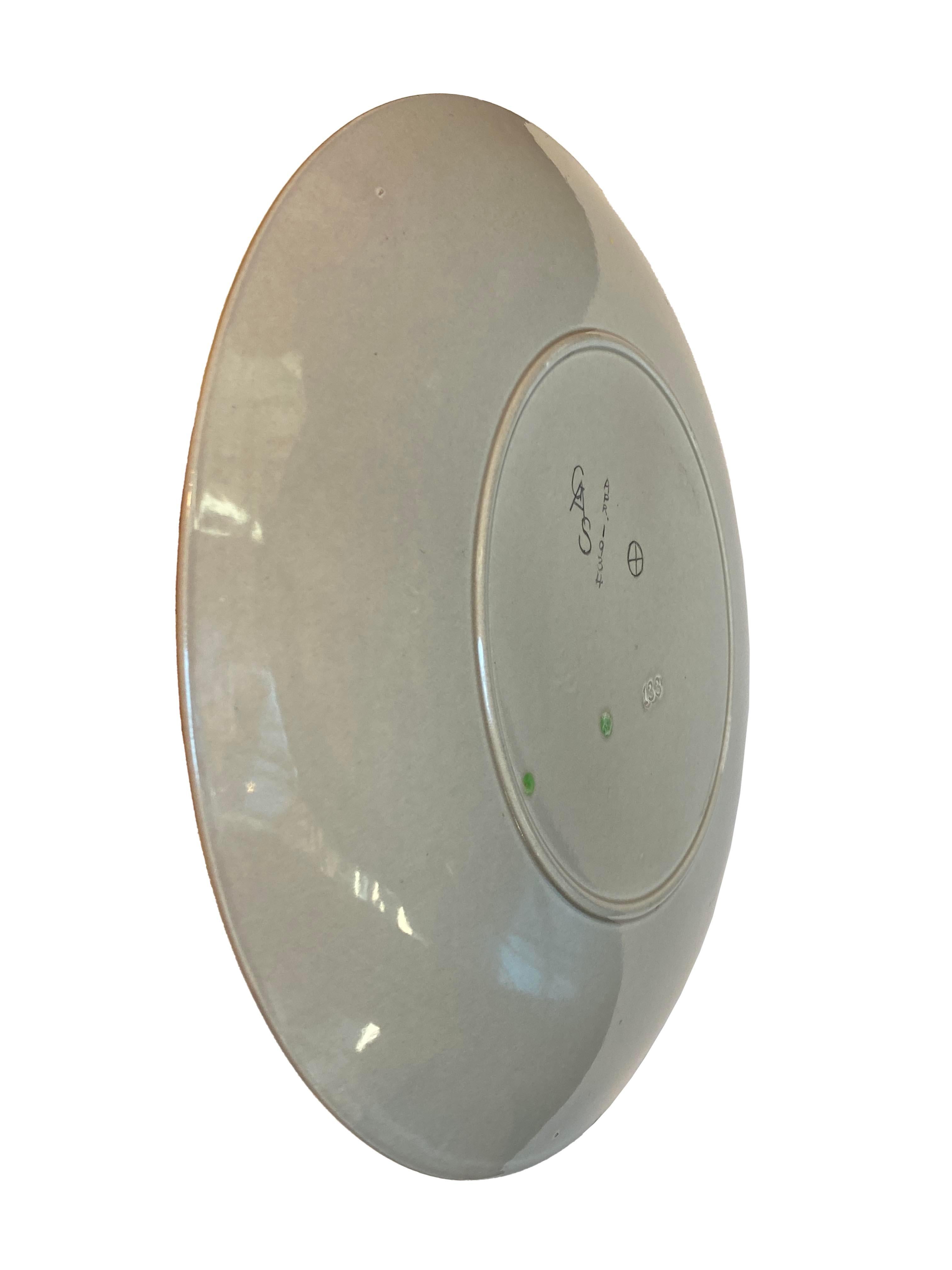 Plato de porcelana pintado a mano - De la colección de Ann y Gordon Getty en venta 1