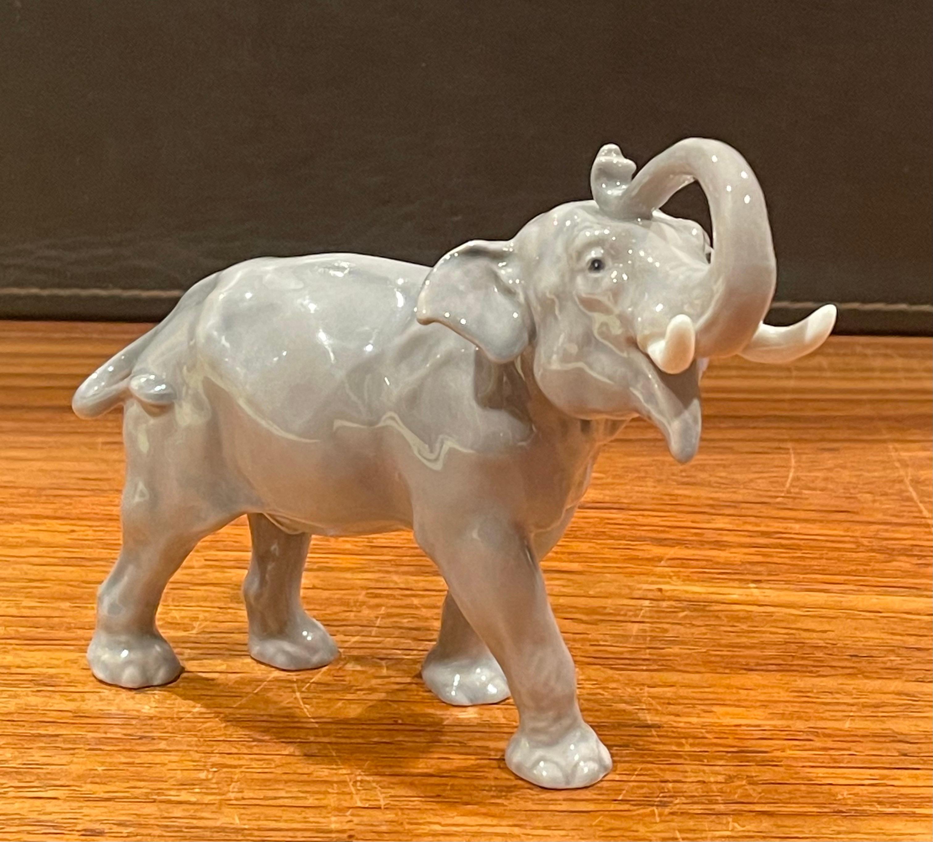 Une très belle sculpture d'éléphant en porcelaine peinte à la main par Bing & Grondahl du Danemark, vers les années 1970. La pièce est en très bon état vintage, sans éclats ni fissures, et mesure 6 
