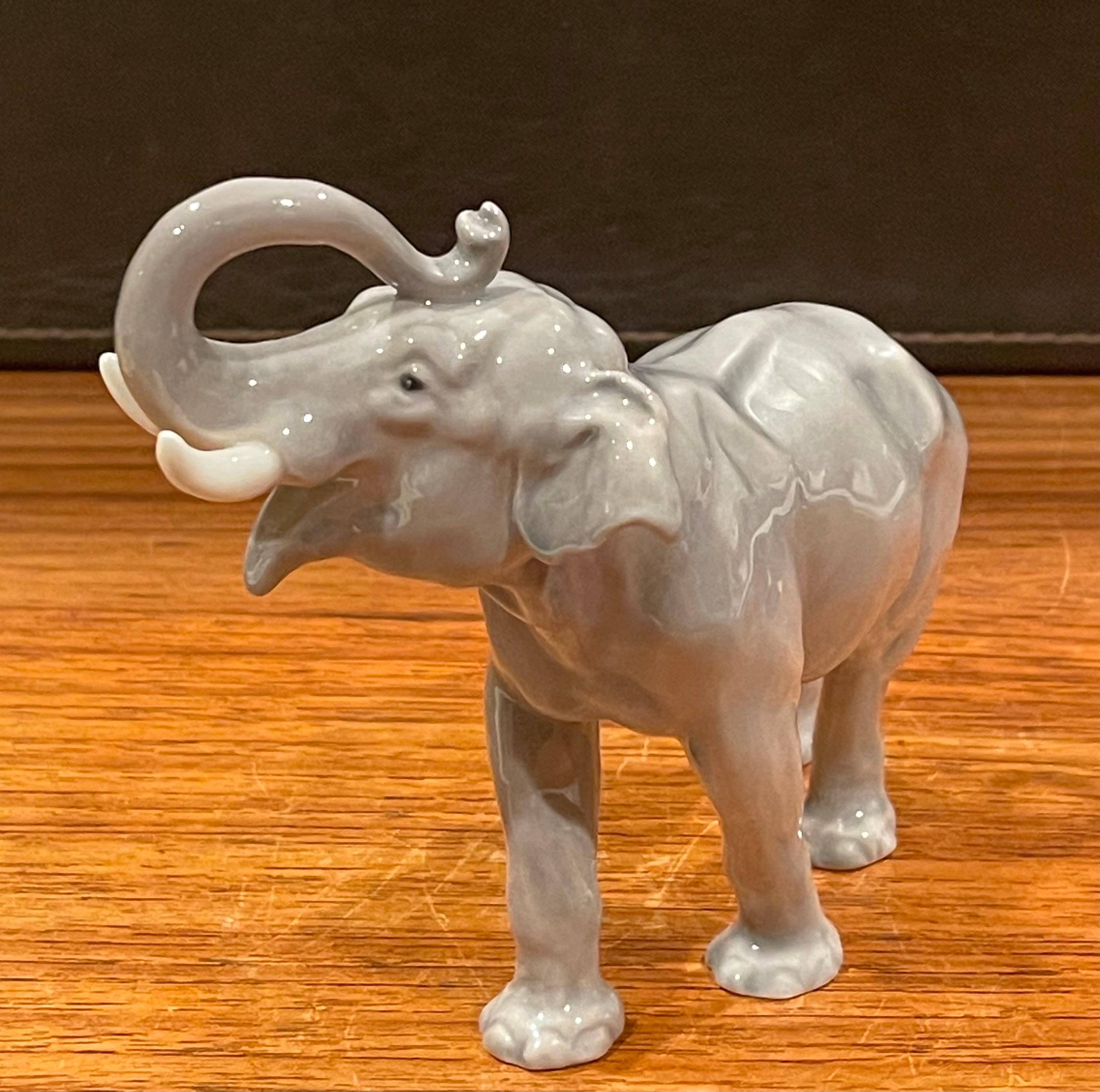 Mid-Century Modern Sculpture d'éléphant en porcelaine peinte à la main par Bing & Grondahl en vente