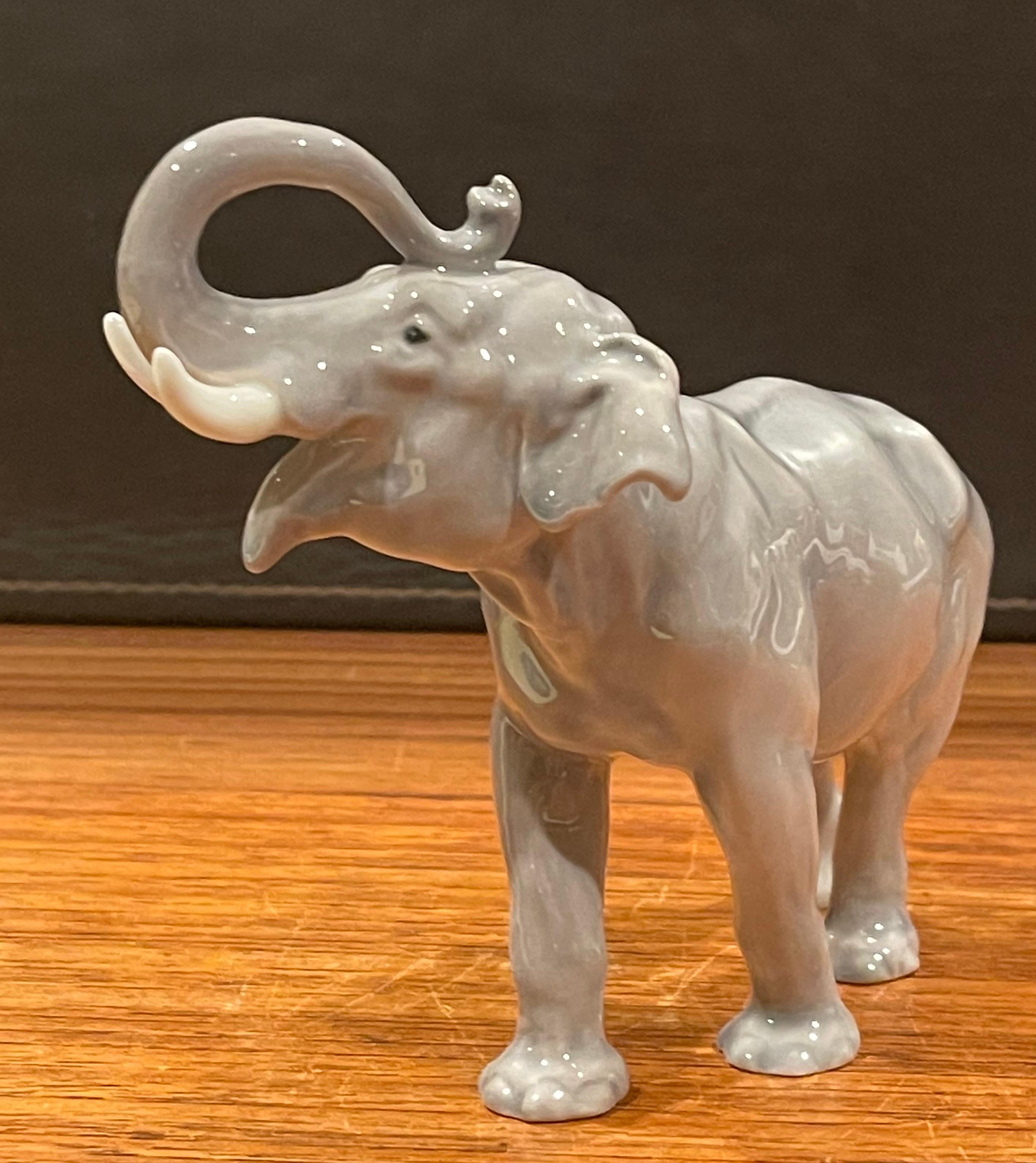 Danois Sculpture d'éléphant en porcelaine peinte à la main par Bing & Grondahl en vente