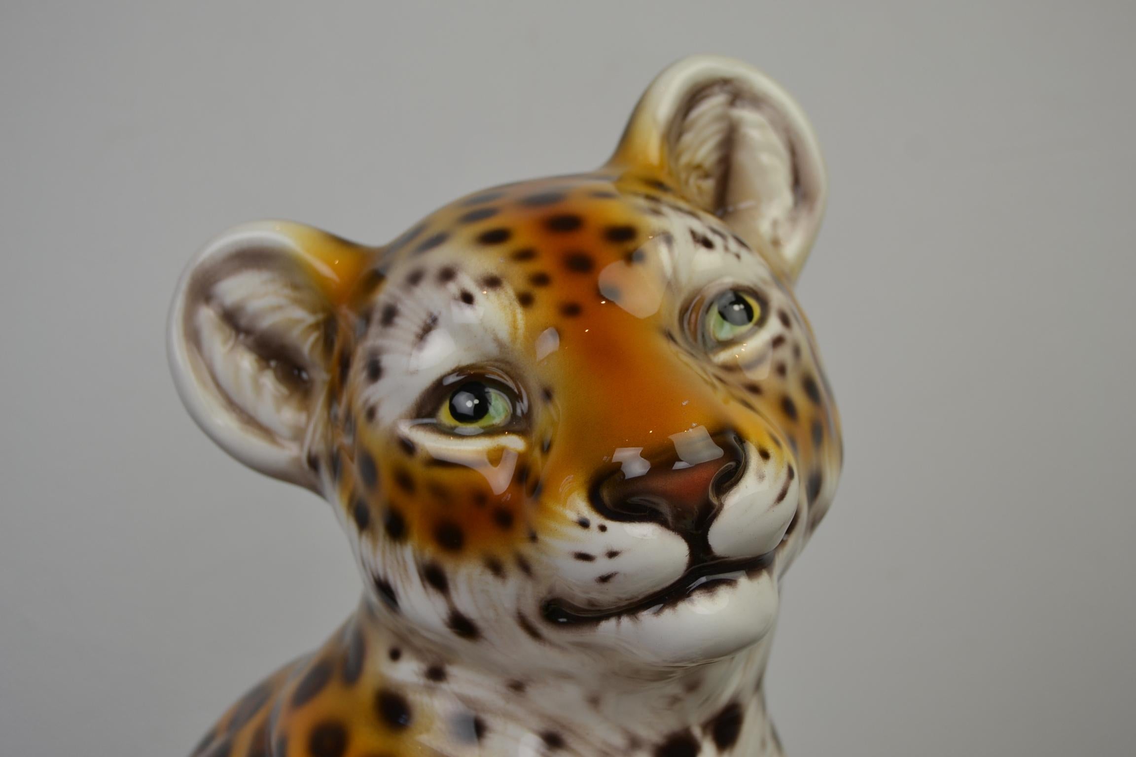 Hand Painted Porcelain Italian Leopard Sculpture , 1970s In Good Condition In Antwerp, BE
