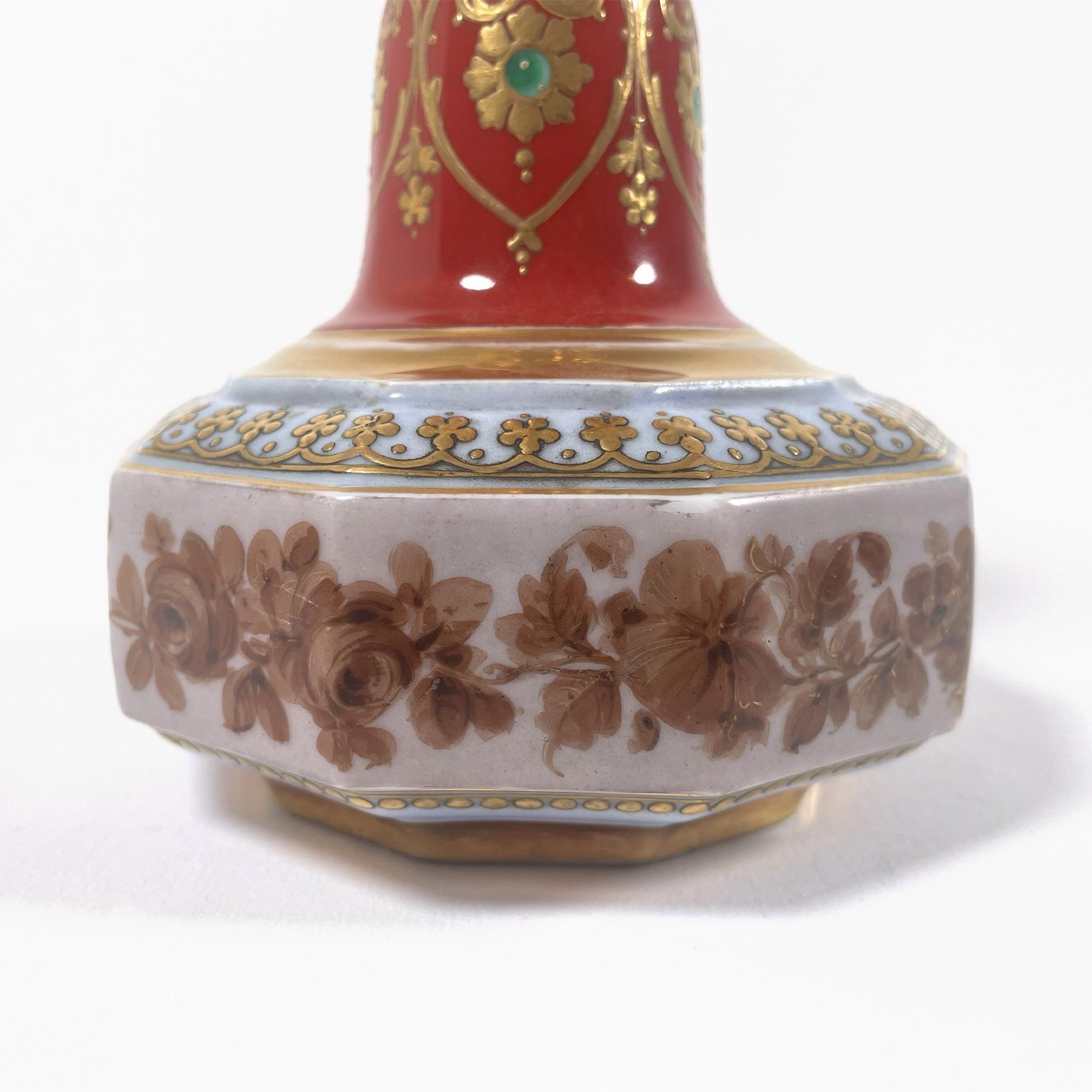 20ième siècle Cruche à huile en porcelaine peinte à la main avec dorure délicate, années 1950 Design/One en vente