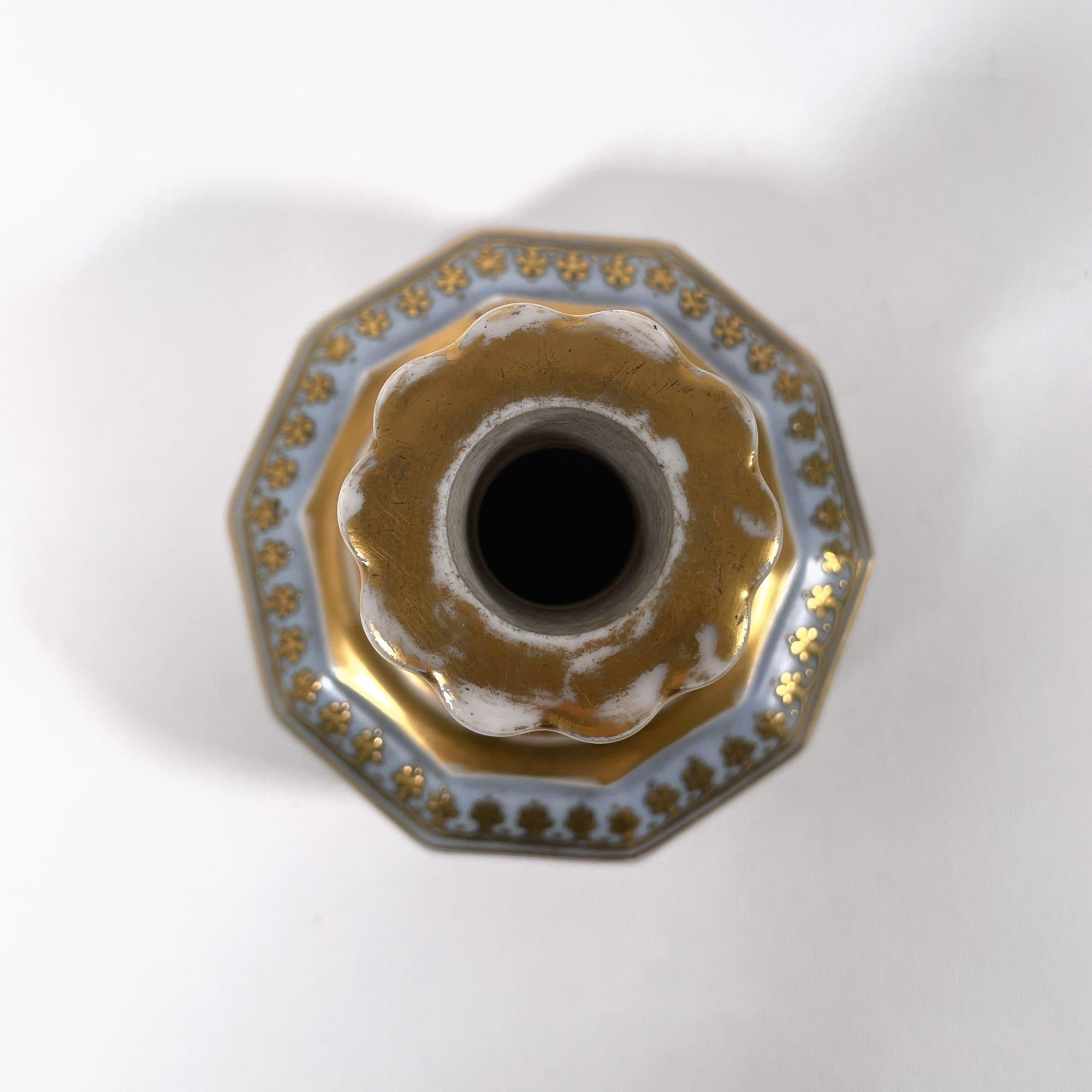 Cruche à huile en porcelaine peinte à la main avec dorure délicate, années 1950 Design/One en vente 1