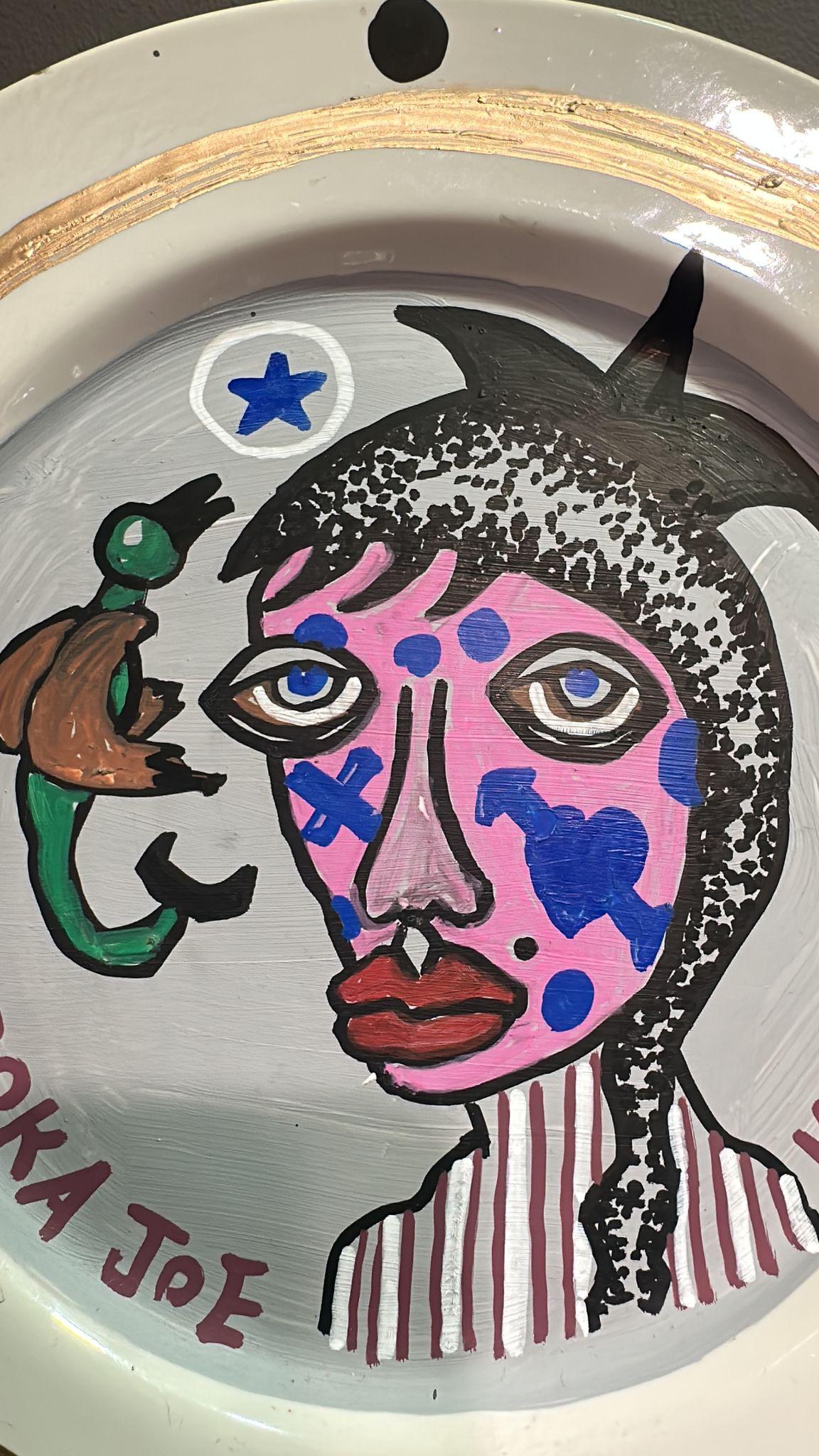 Postmoderno Piatto in porcellana dipinto a mano dall'artista israeliano Bazooka Joe in vendita
