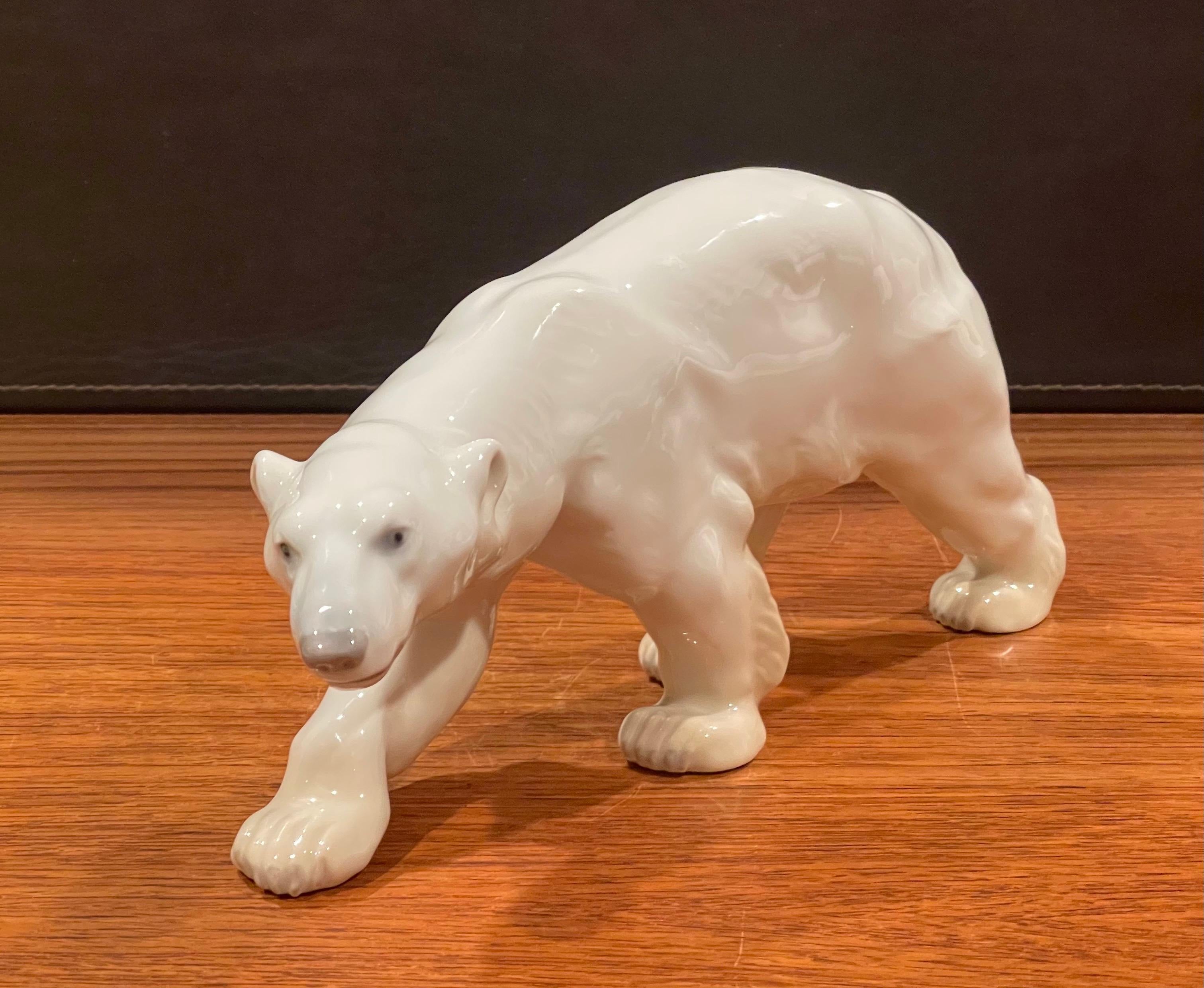Handbemalte Polarbär-Skulptur aus Porzellan von Bing & Grondahl (Moderne der Mitte des Jahrhunderts) im Angebot