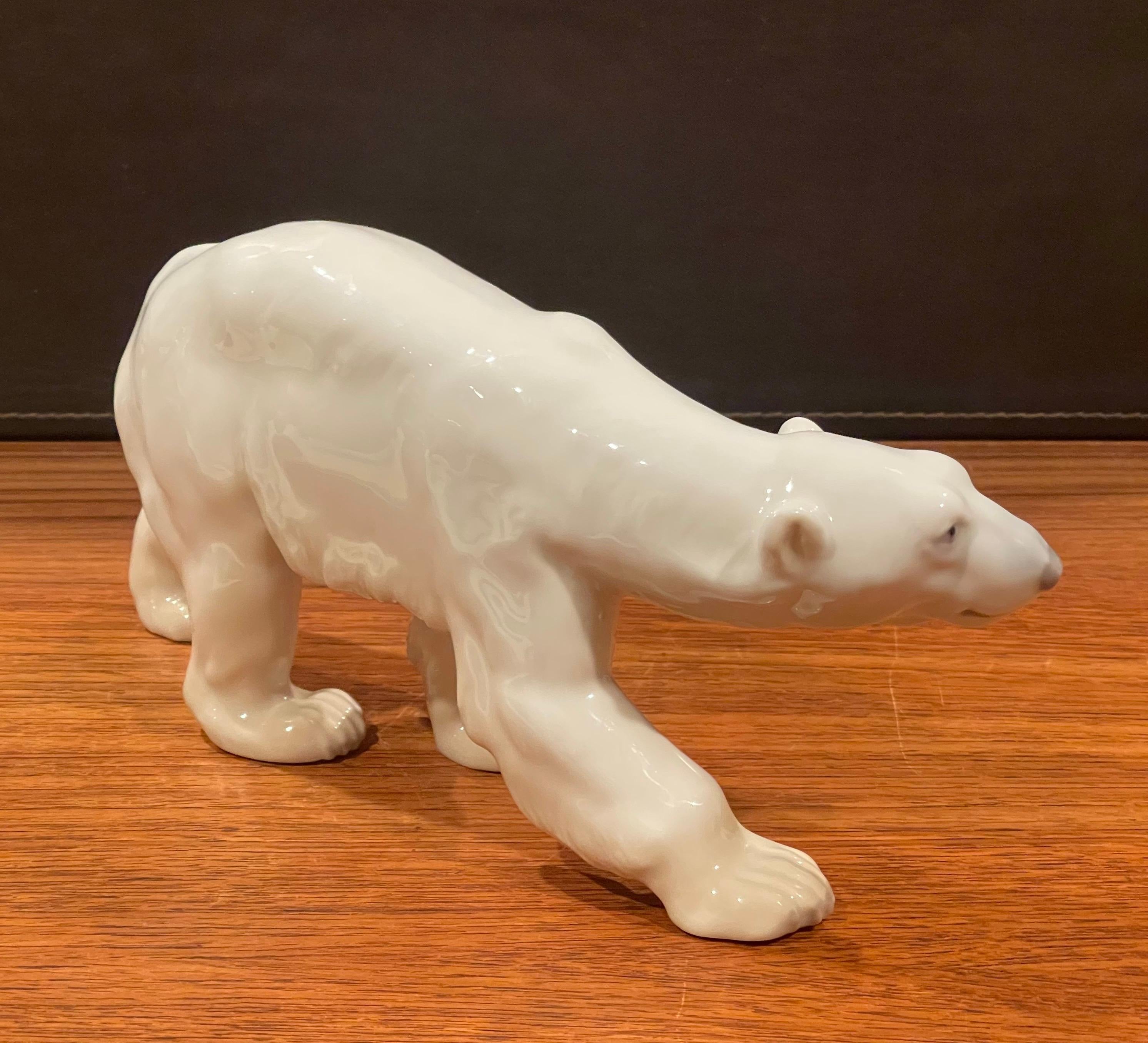 Handbemalte Polarbär-Skulptur aus Porzellan von Bing & Grondahl (Dänisch) im Angebot
