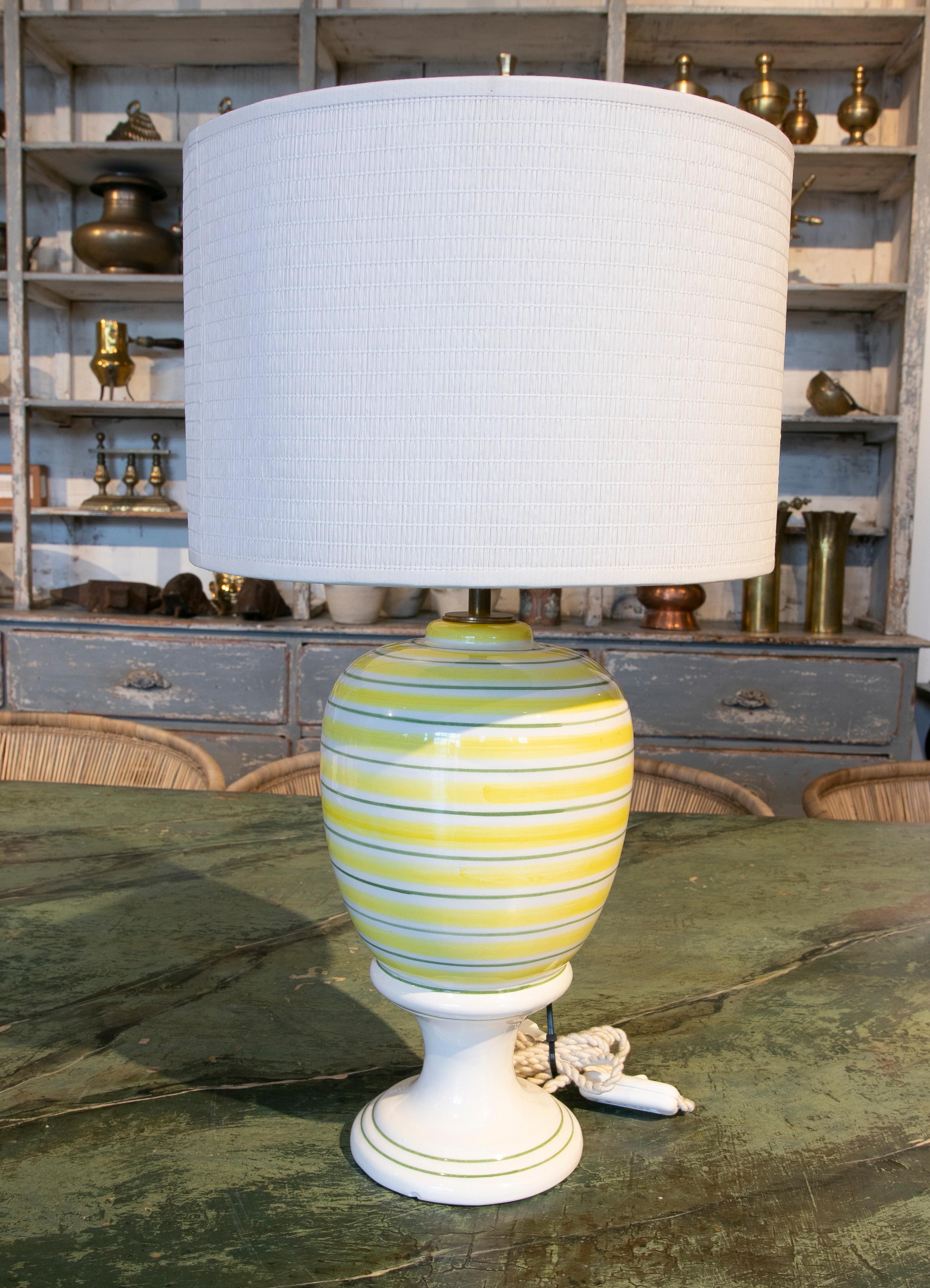 Hand painted Porcelain table lamp
Measurement is without screen
The price does not include the screen.
