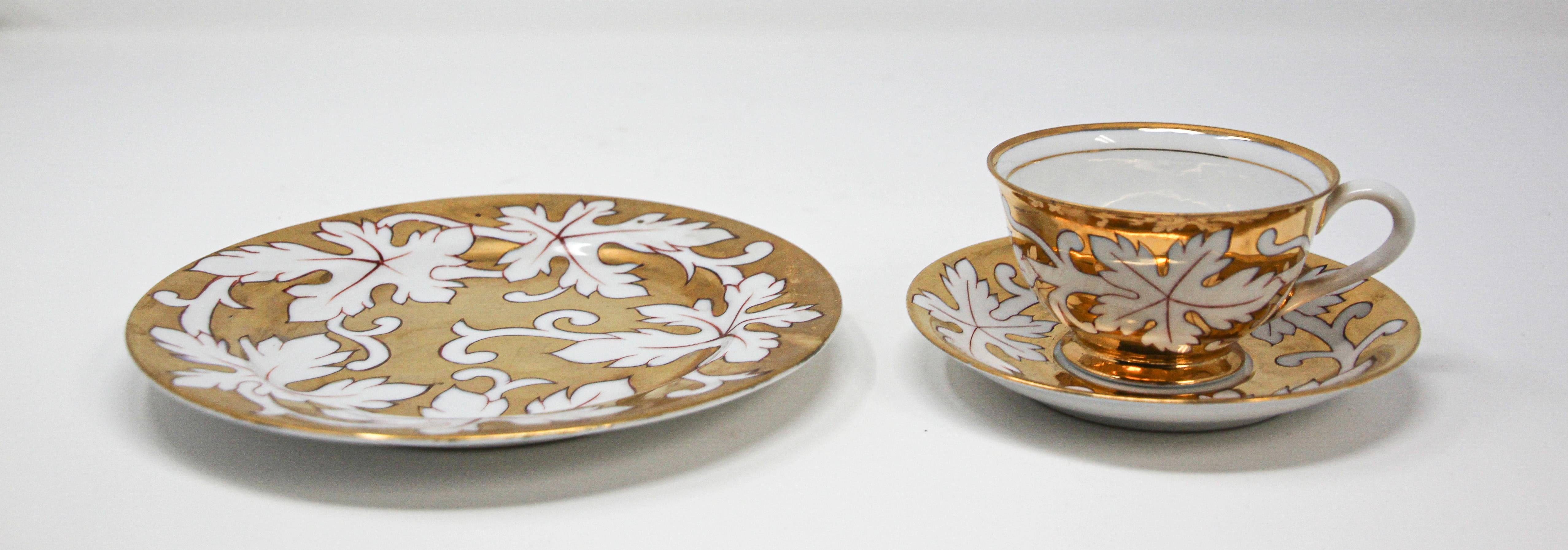 Français Théière, tasse à café et assiette désertique en porcelaine dorée peinte à la main en vente