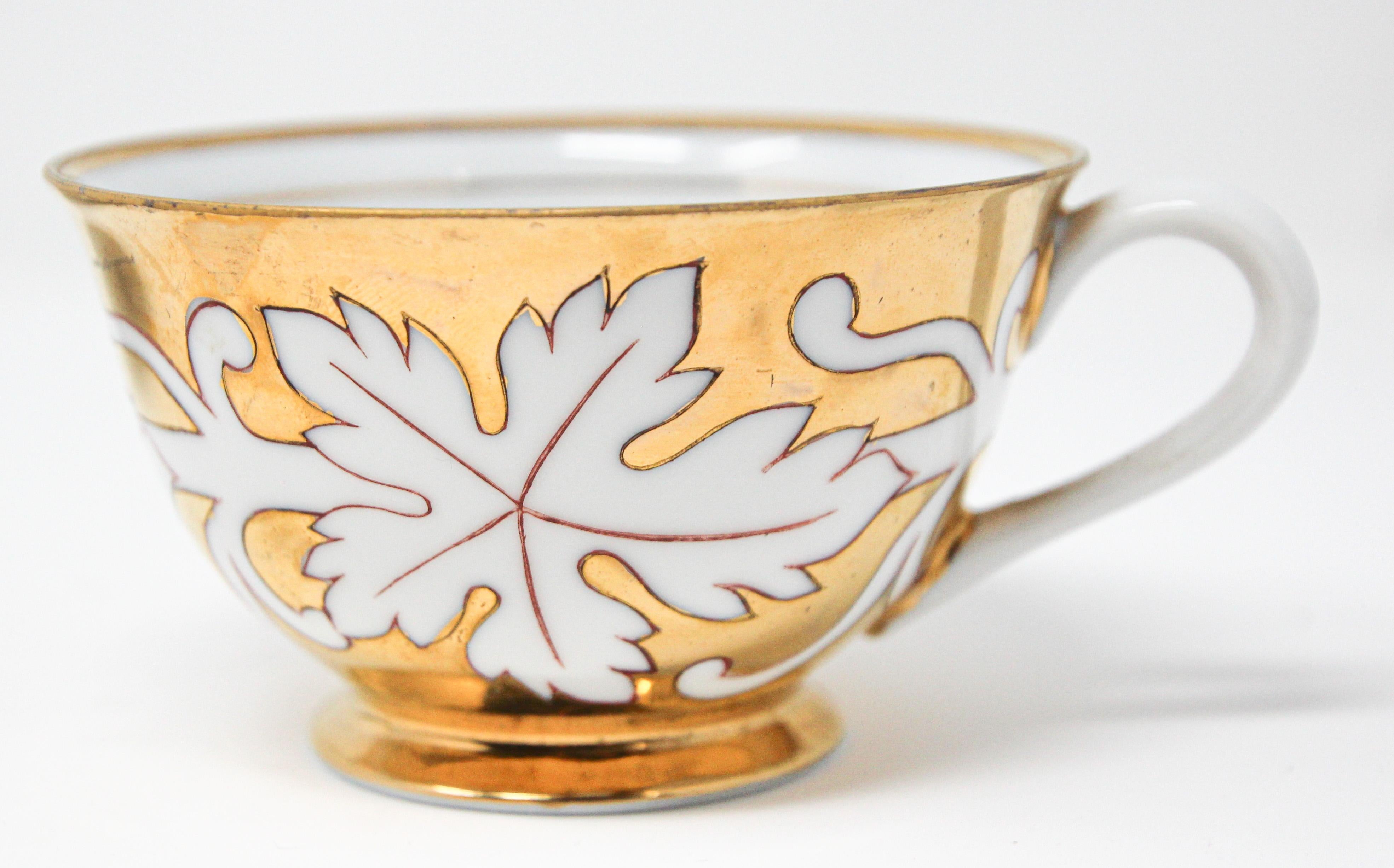 20ième siècle Théière, tasse à café et assiette désertique en porcelaine dorée peinte à la main en vente