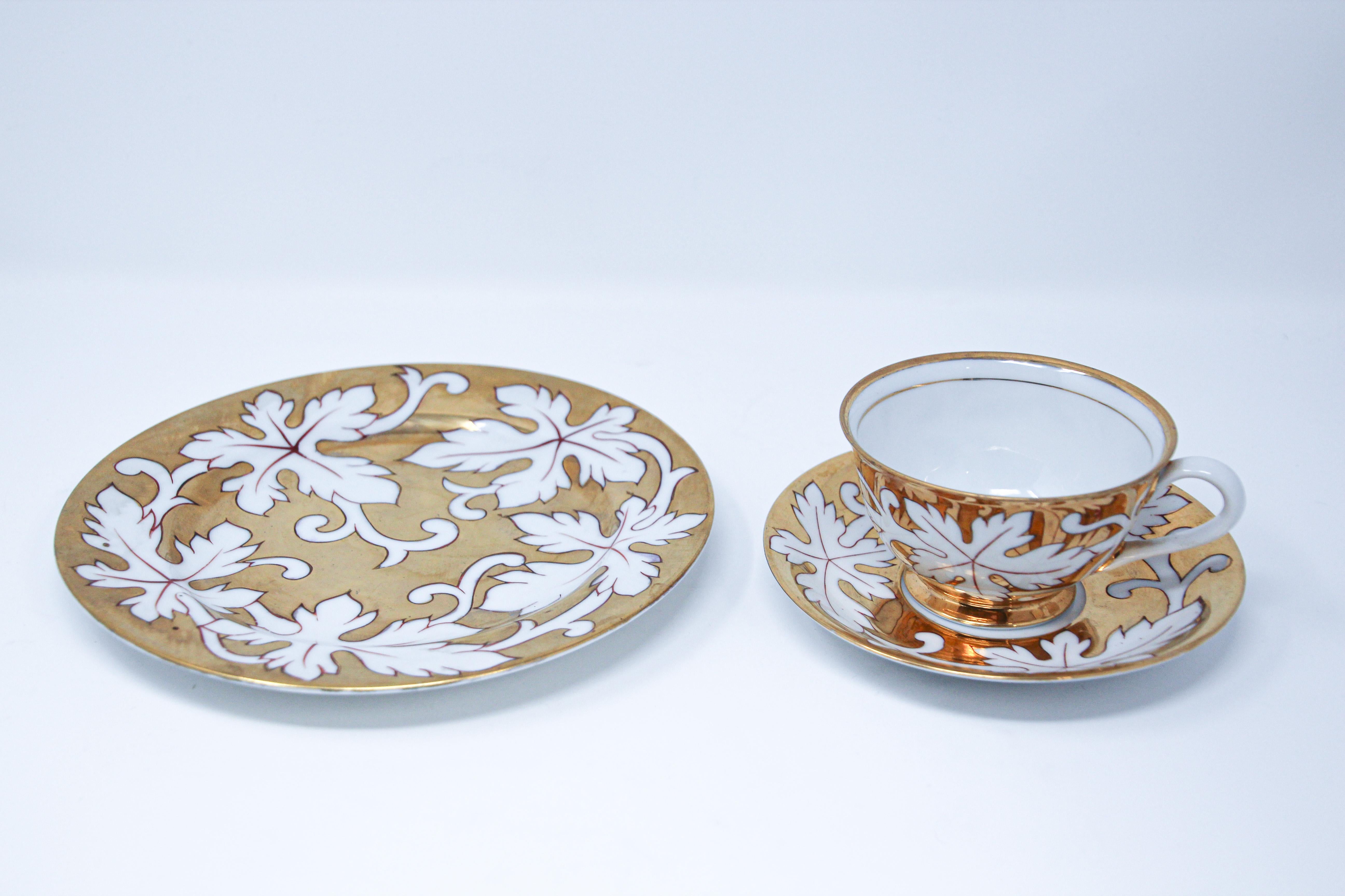 Porcelaine Théière, tasse à café et assiette désertique en porcelaine dorée peinte à la main en vente