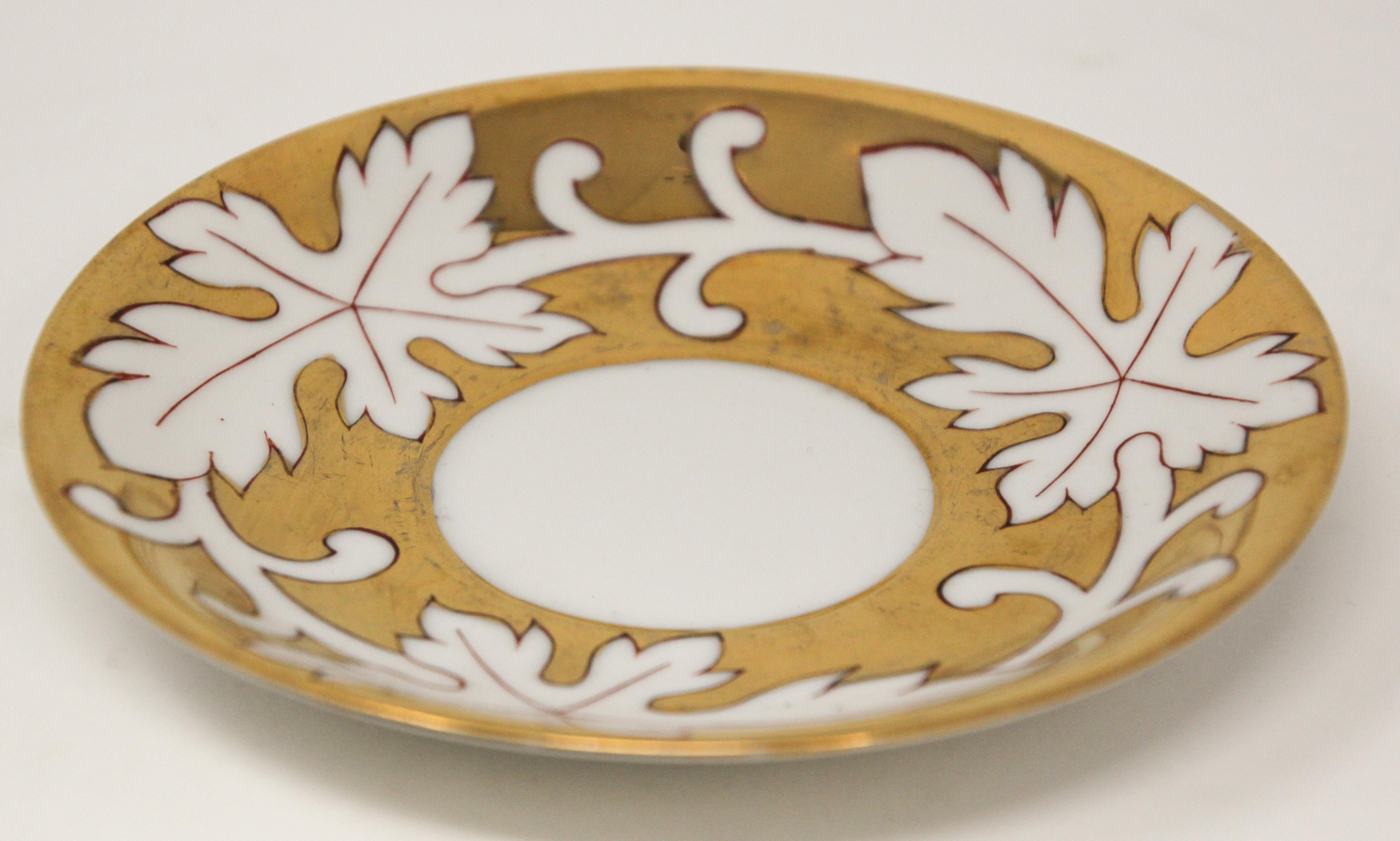 Théière, tasse à café et assiette désertique en porcelaine dorée peinte à la main en vente 1