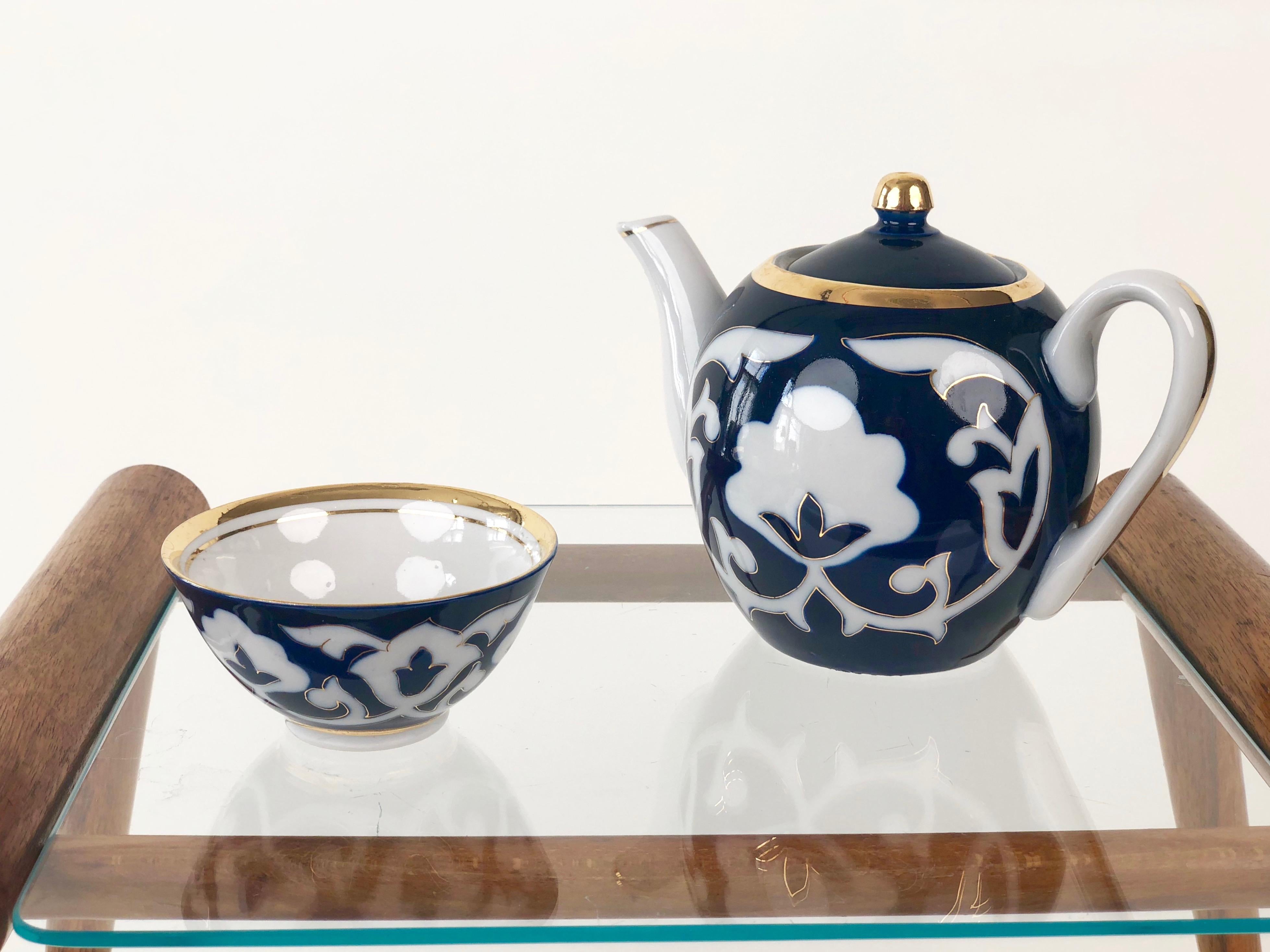 Handbemaltes Porzellan-Teeset aus Zentralasien in Kobaltblau & Gold im Angebot 4