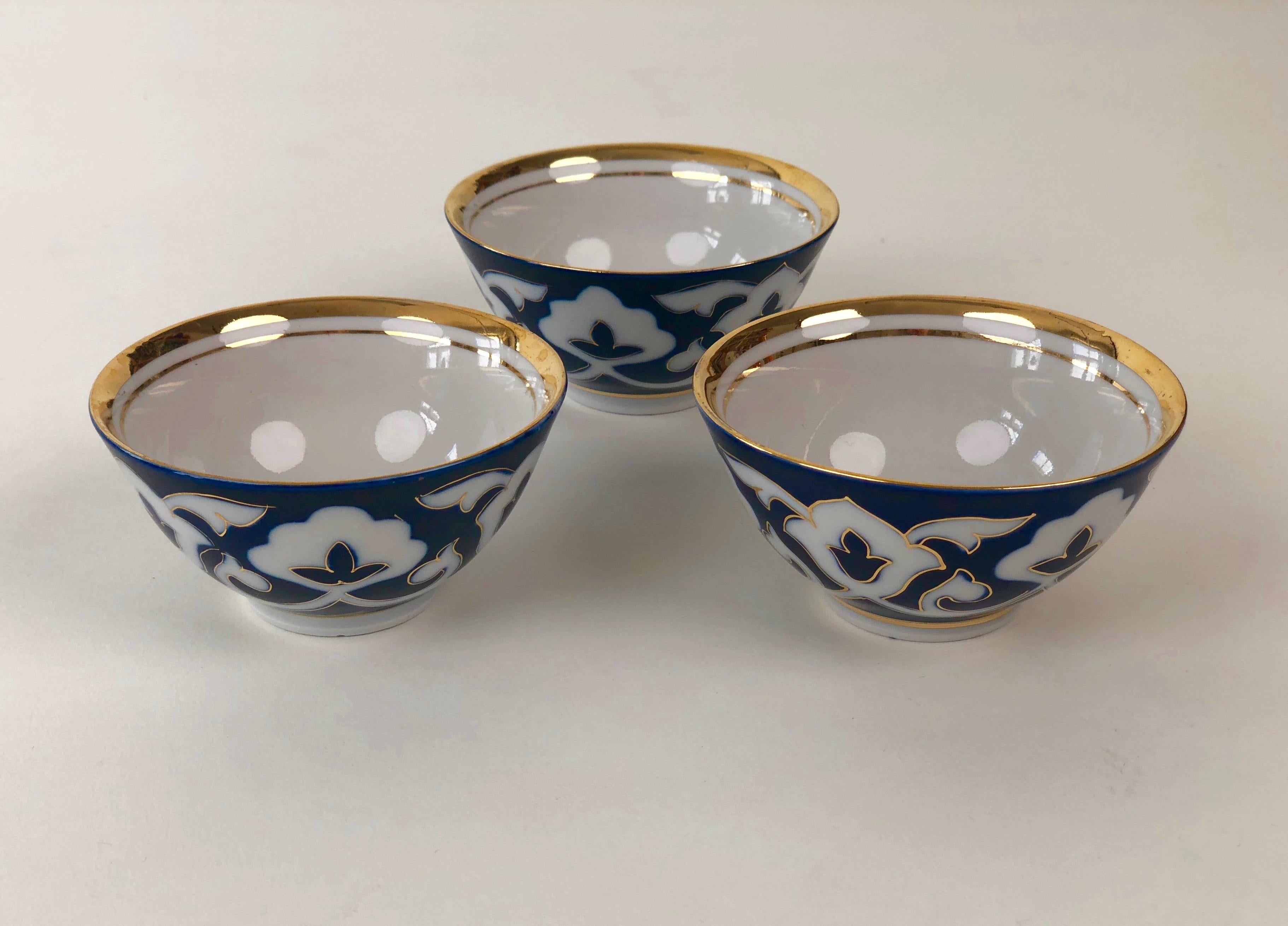 Handbemaltes Porzellan-Teeset aus Zentralasien in Kobaltblau & Gold im Angebot 1