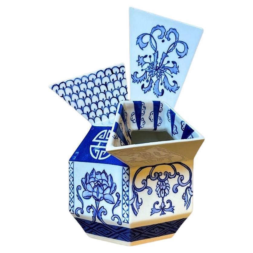 Handbemalte Tulpenvase aus Porzellan mit chinesischen Mustern