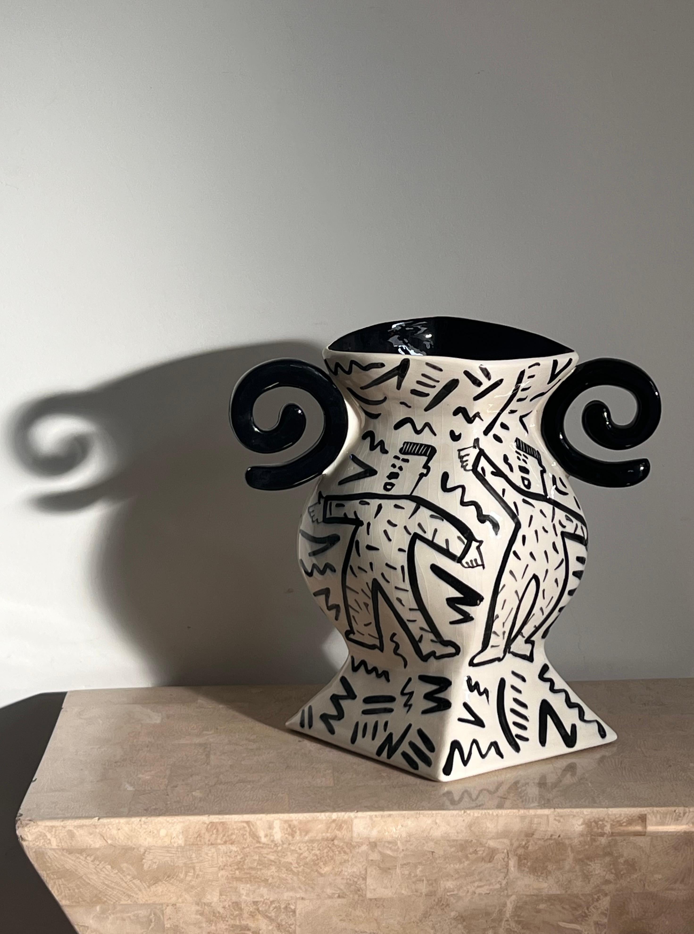 Vase postmoderne peint à la main par Jiri Bures, fin du 20e siècle en vente 10