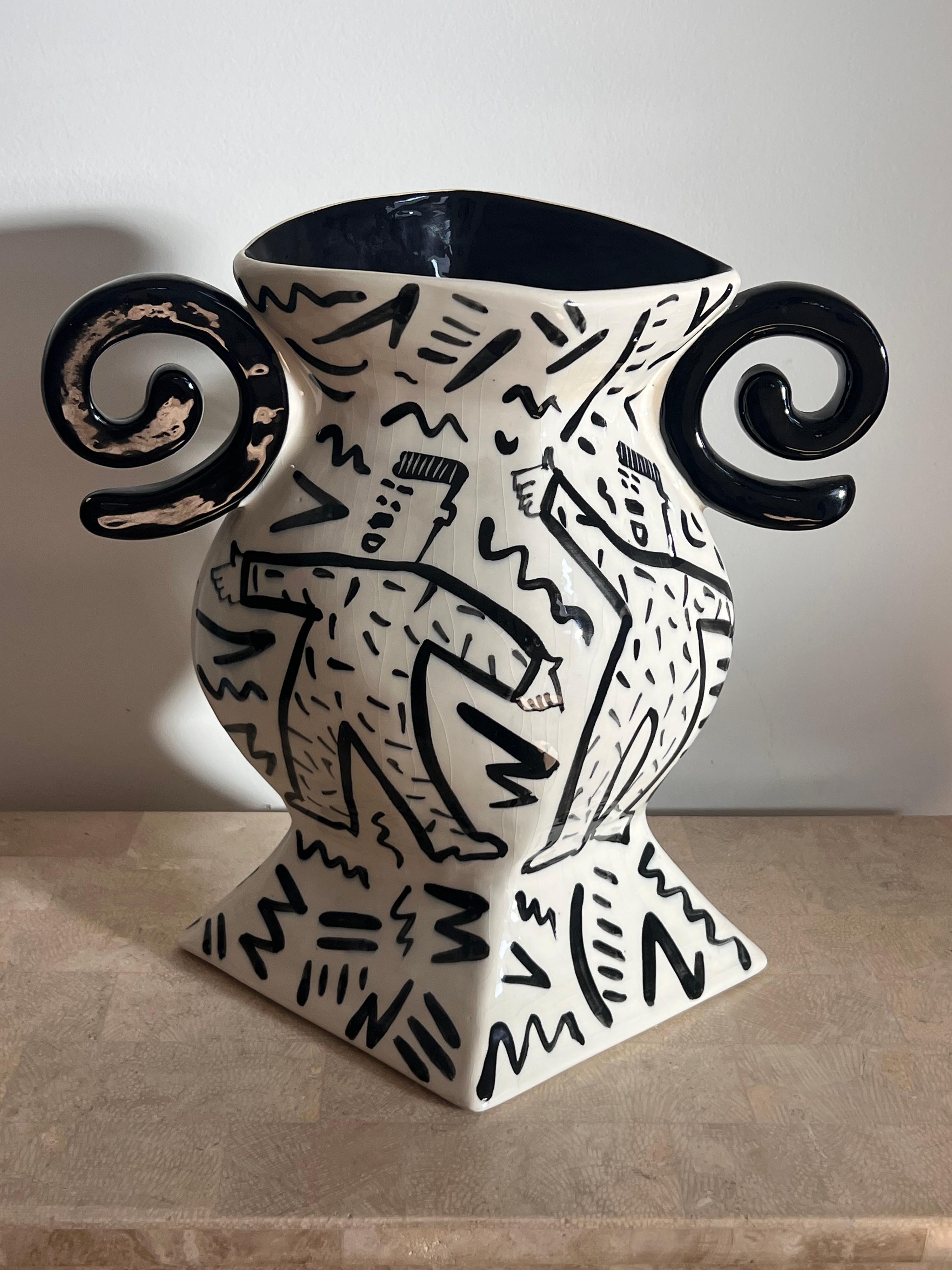 Vase postmoderne peint à la main par Jiri Bures, fin du 20e siècle Bon état - En vente à View Park, CA
