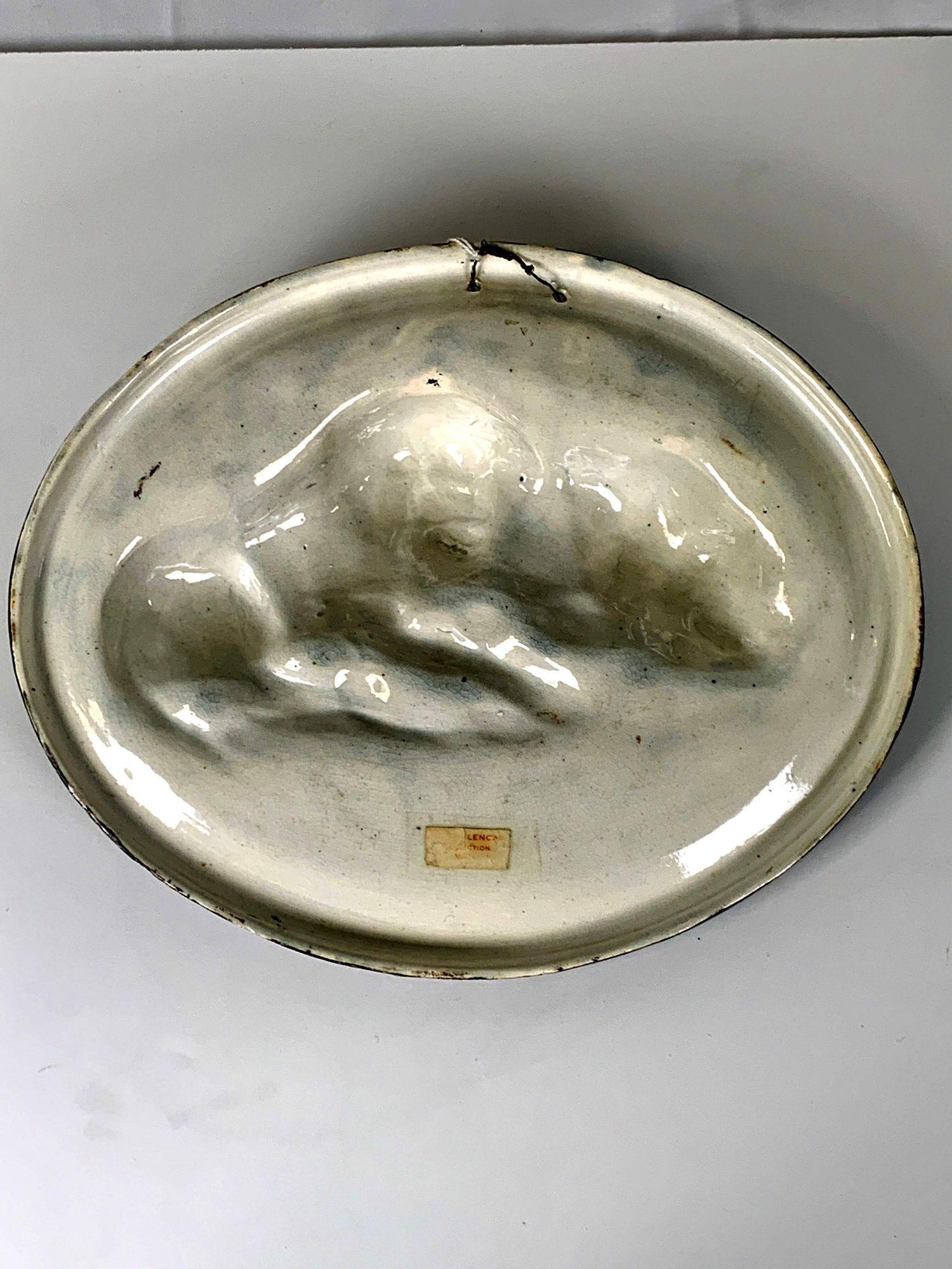 Handbemalte Prattware-Plakette mit einem Löwenpaar, England, um 1800 (19. Jahrhundert) im Angebot