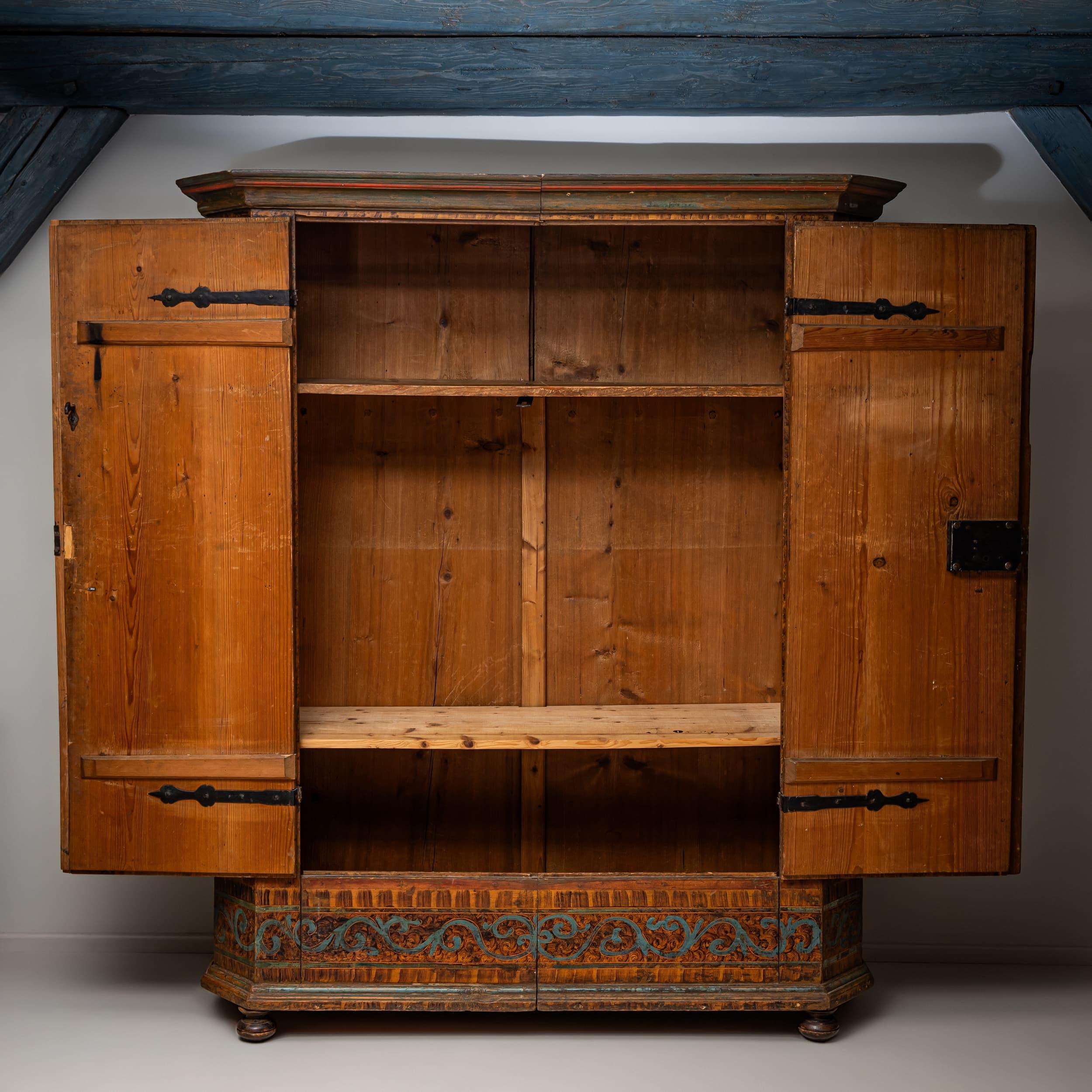Tedesco Armoire provinciale dipinto a mano, Germania meridionale, fine del XVIII secolo in vendita