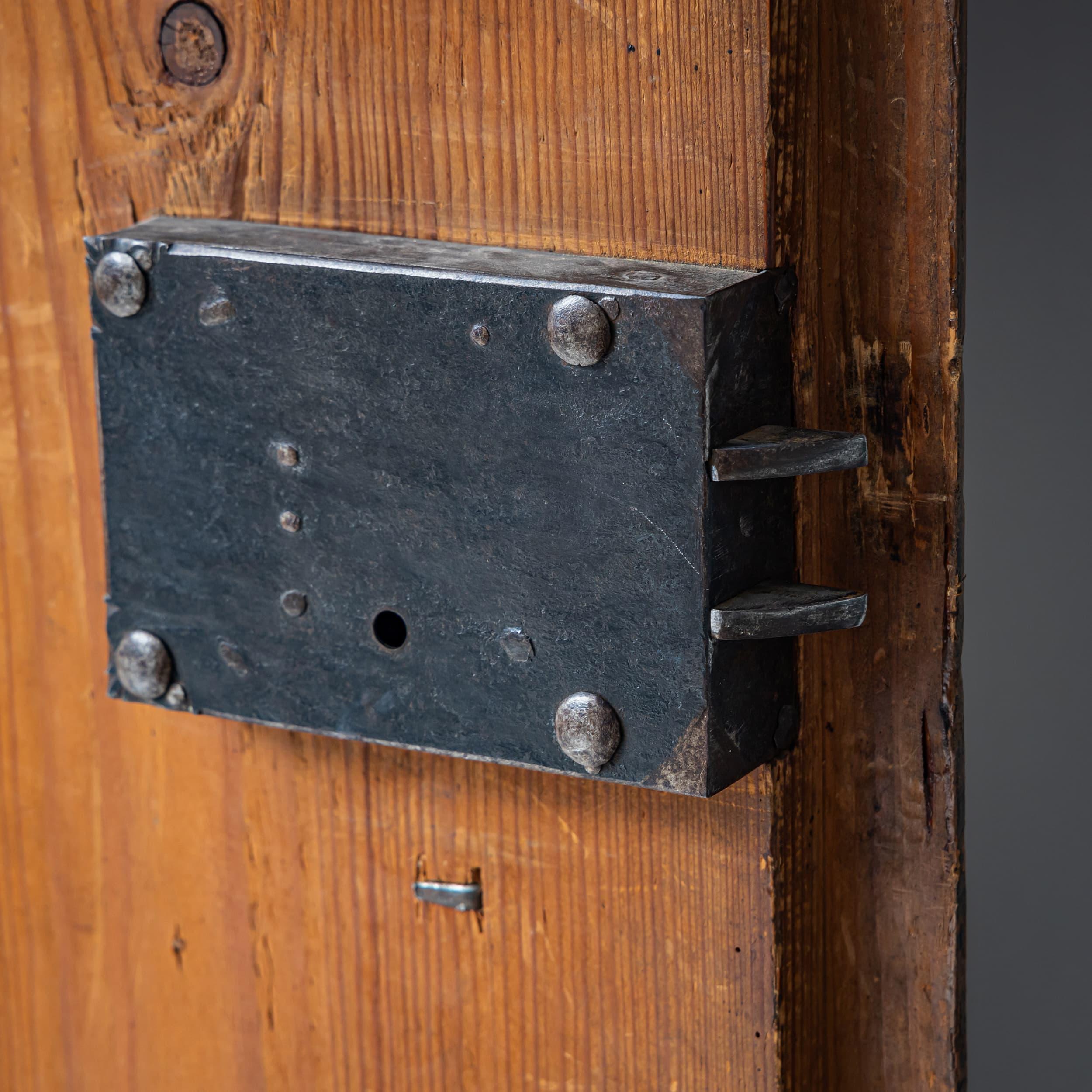 Armoire provinciale dipinto a mano, Germania meridionale, fine del XVIII secolo In condizioni buone in vendita a Greding, DE