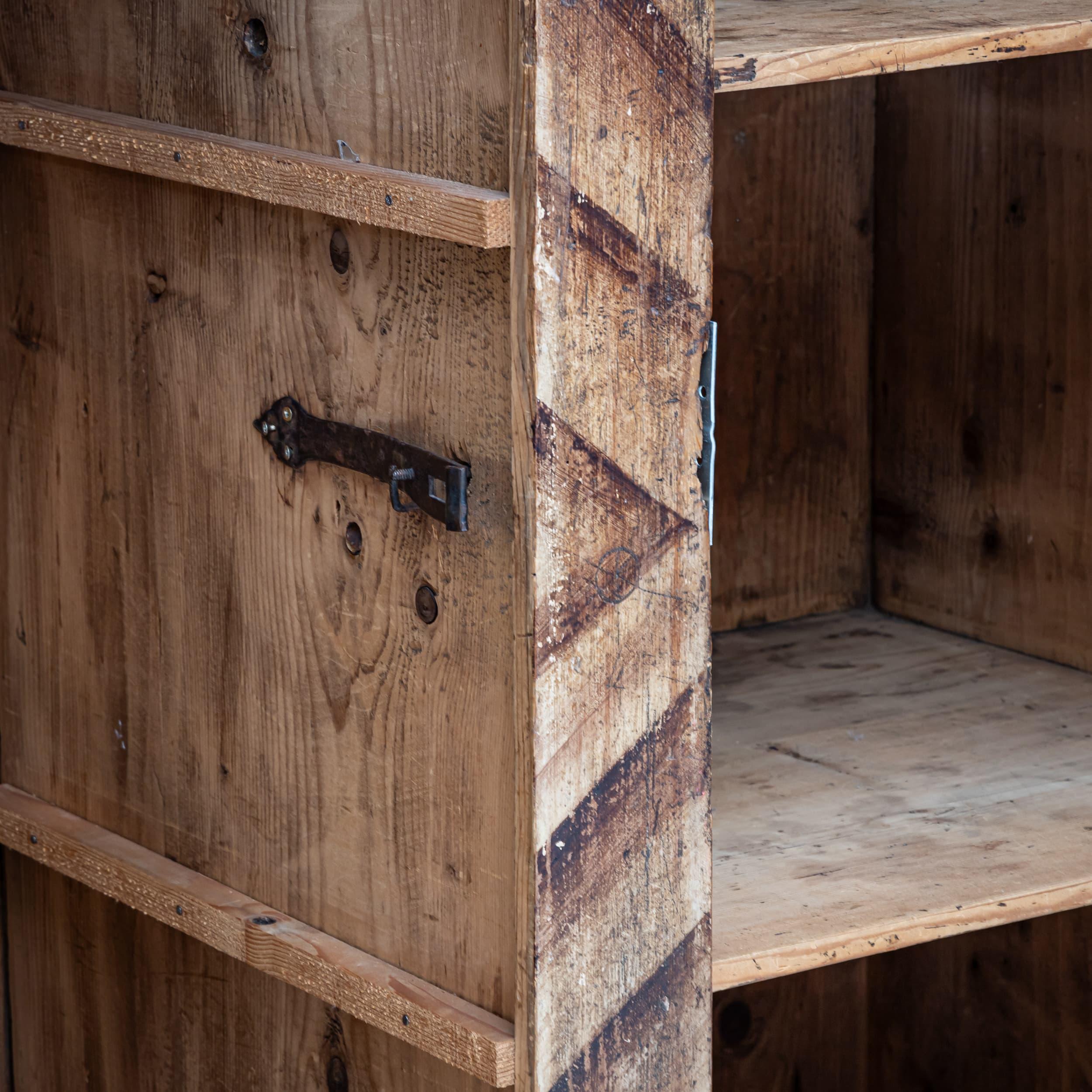 Armoire alpino a due ante realizzato in legno di abete, risalente al XVIII secolo. Il pezzo poggia su piedini a bussola compressi ed è sormontato da un cornicione dritto e modanato. La superficie è dipinta in calde tonalità marroni per imitare il