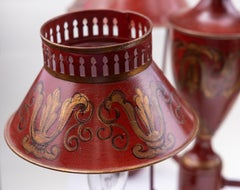 Lampadario a traliccio francese dipinto a mano in rosso e oro con paralumi