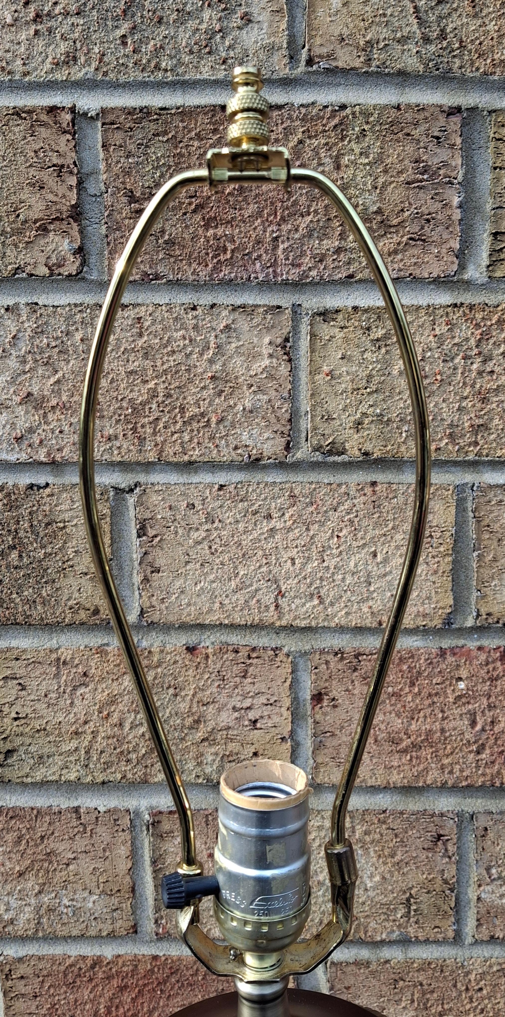 Urna de Porcelana Pintada a Mano Estilo Regencia con Latón Montado como Lámpara en venta 4