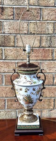 Urne en porcelaine de style Regency peinte à la main avec lampe montée sur laiton