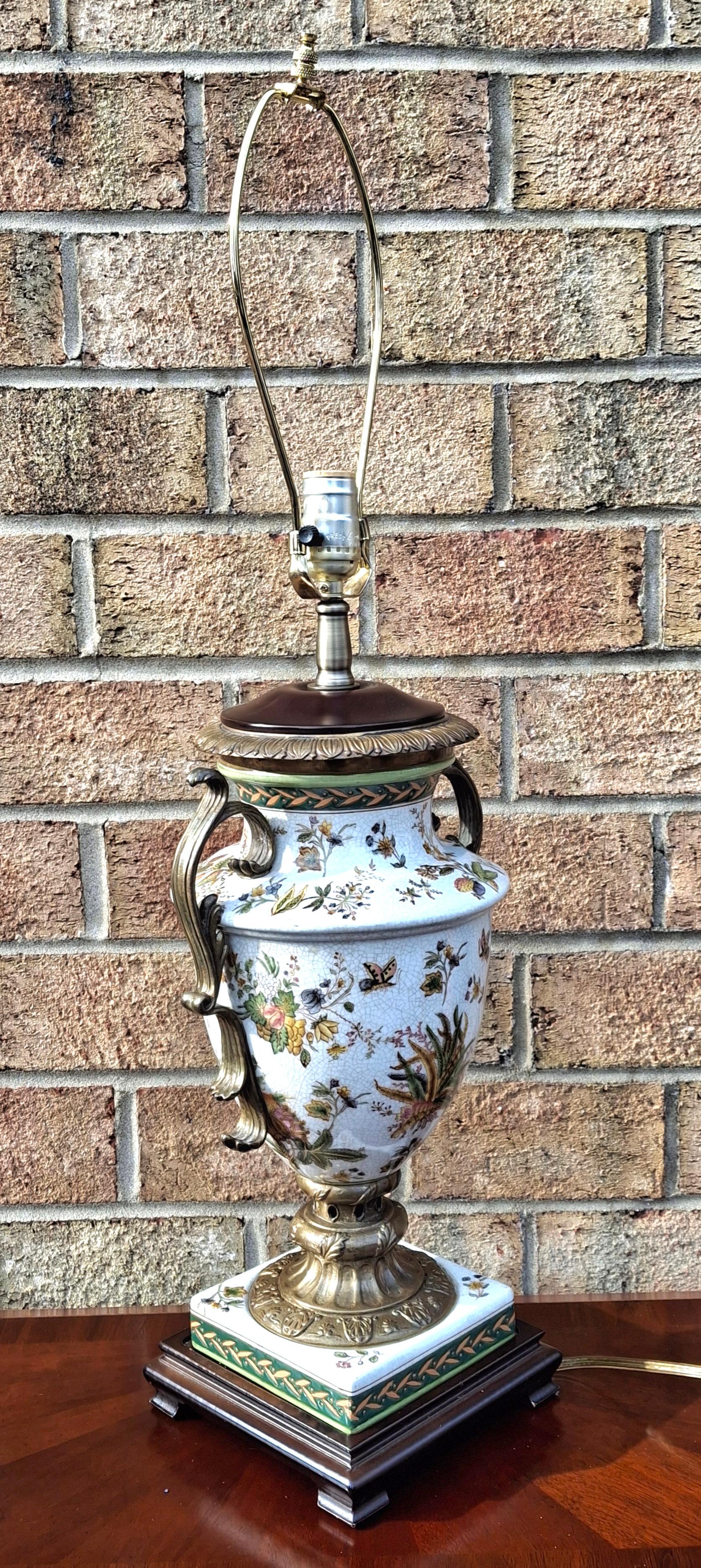 Urna de Porcelana Pintada a Mano Estilo Regencia con Latón Montado como Lámpara Pintado a mano en venta