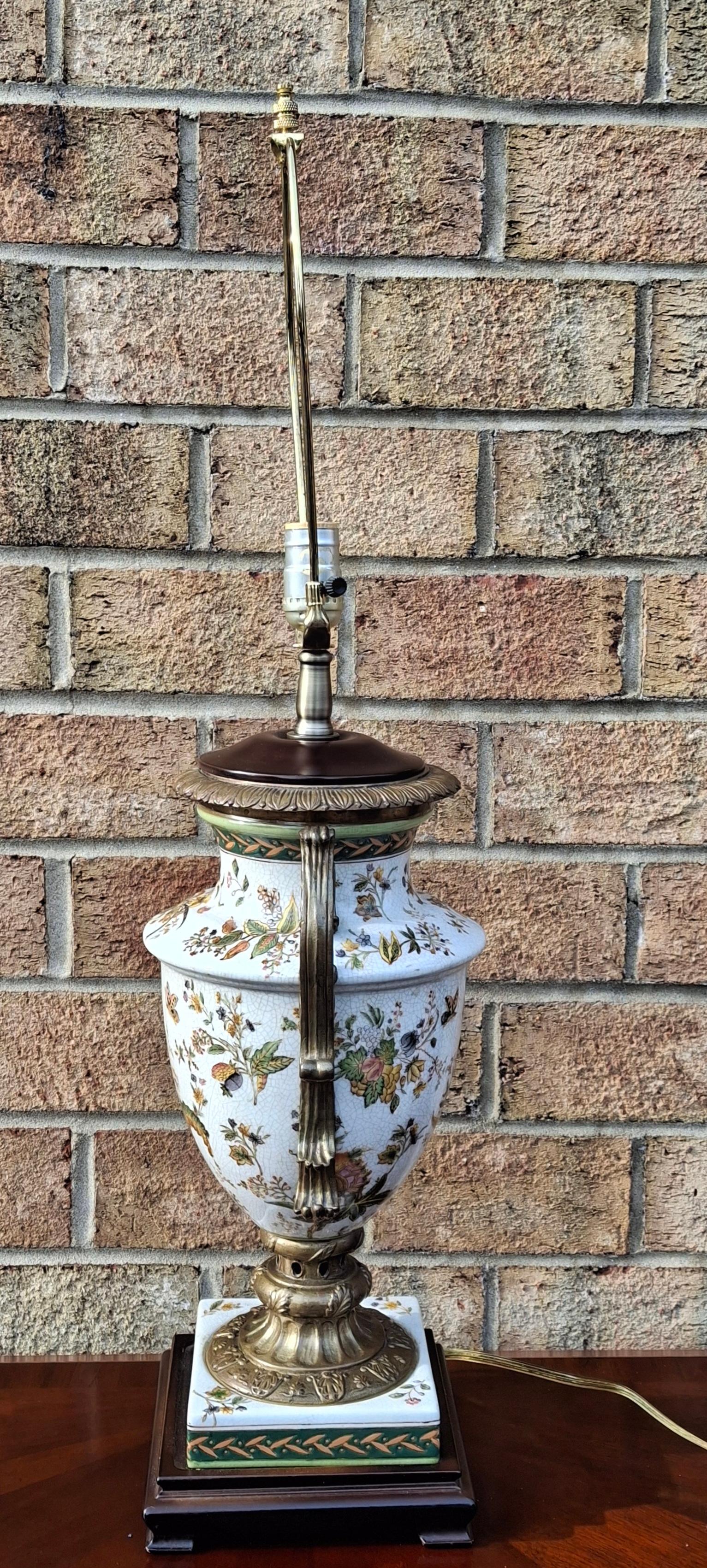 Urna de Porcelana Pintada a Mano Estilo Regencia con Latón Montado como Lámpara en Excelente estado para la venta en Germantown, MD