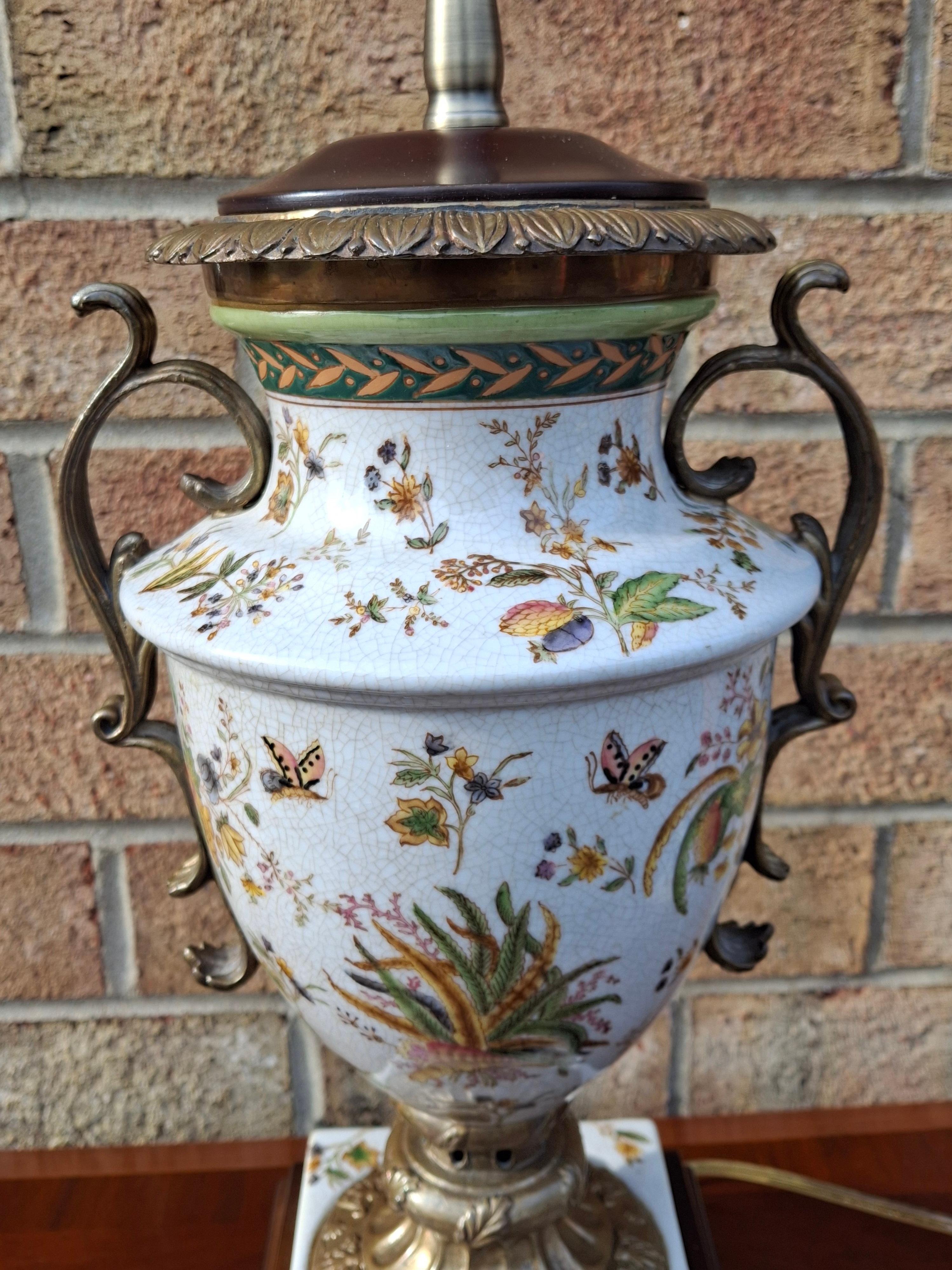 Urna de Porcelana Pintada a Mano Estilo Regencia con Latón Montado como Lámpara siglo XX en venta