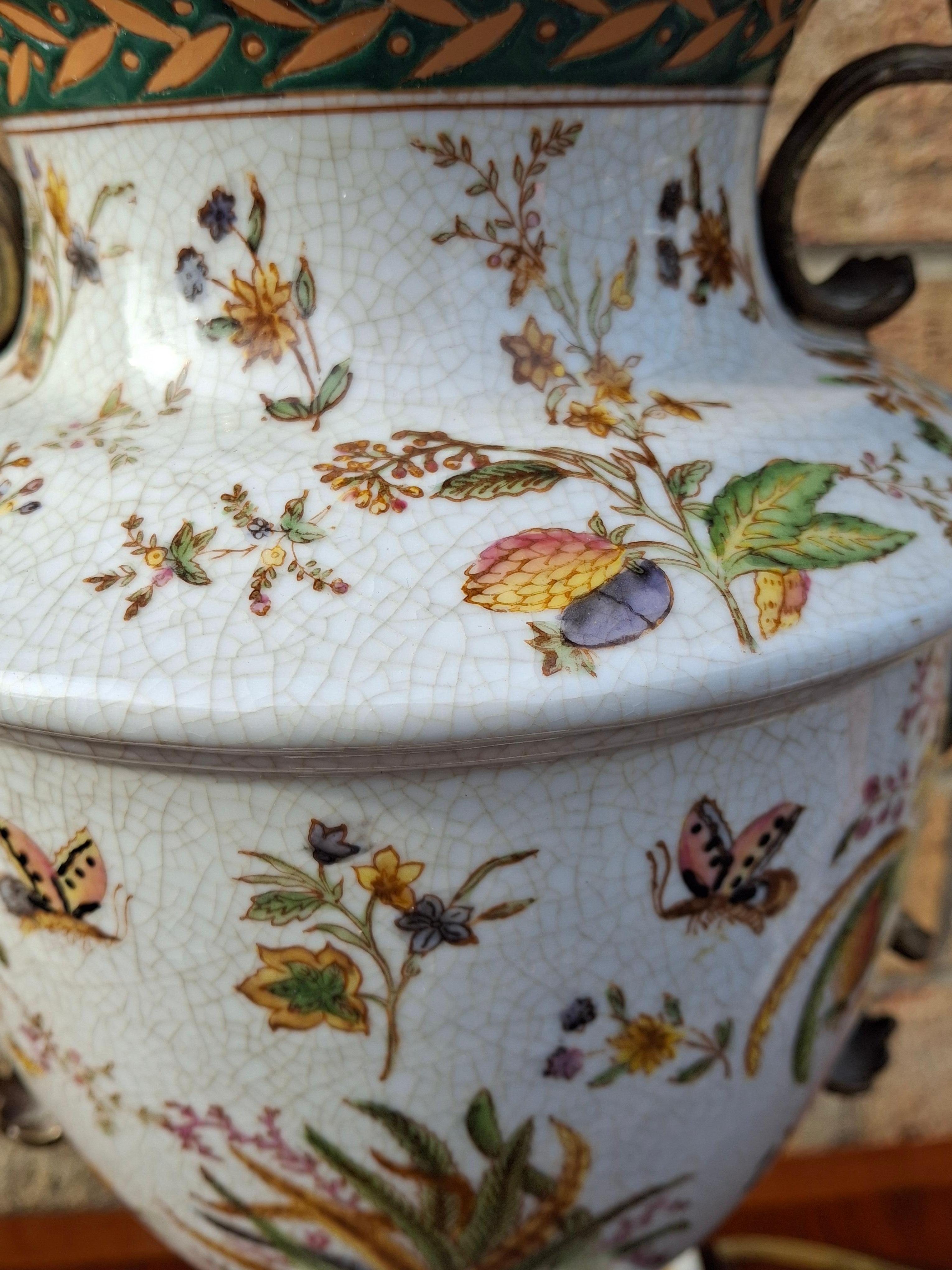 Urna de Porcelana Pintada a Mano Estilo Regencia con Latón Montado como Lámpara Madera en venta