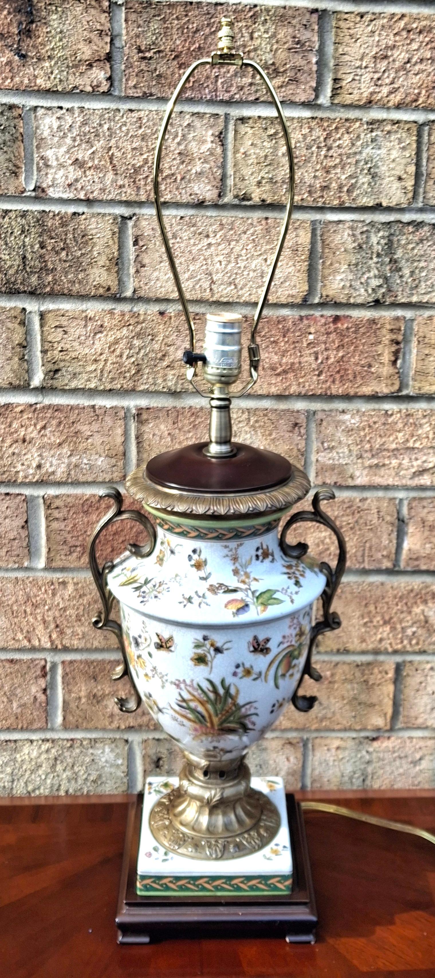 Urna de Porcelana Pintada a Mano Estilo Regencia con Latón Montado como Lámpara en venta 1