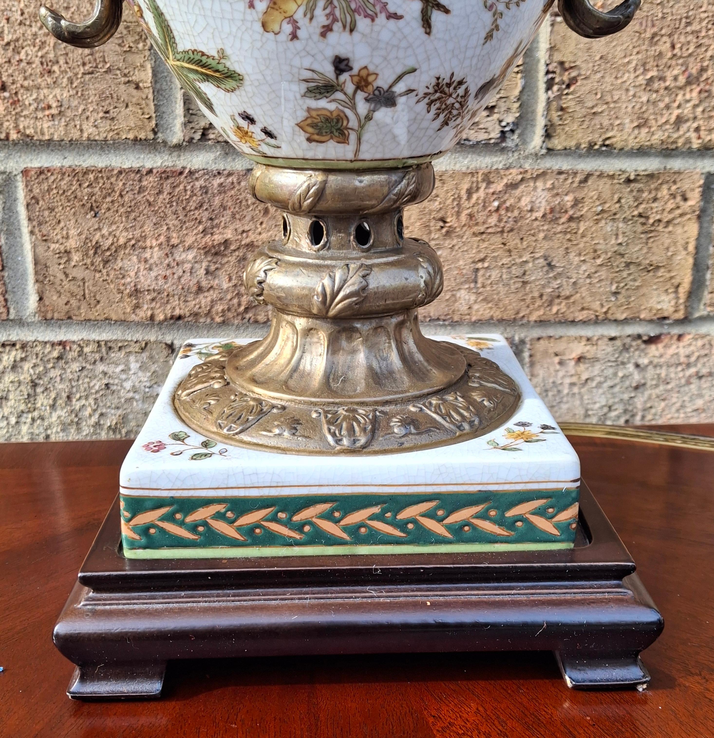 Urna de Porcelana Pintada a Mano Estilo Regencia con Latón Montado como Lámpara en venta 2