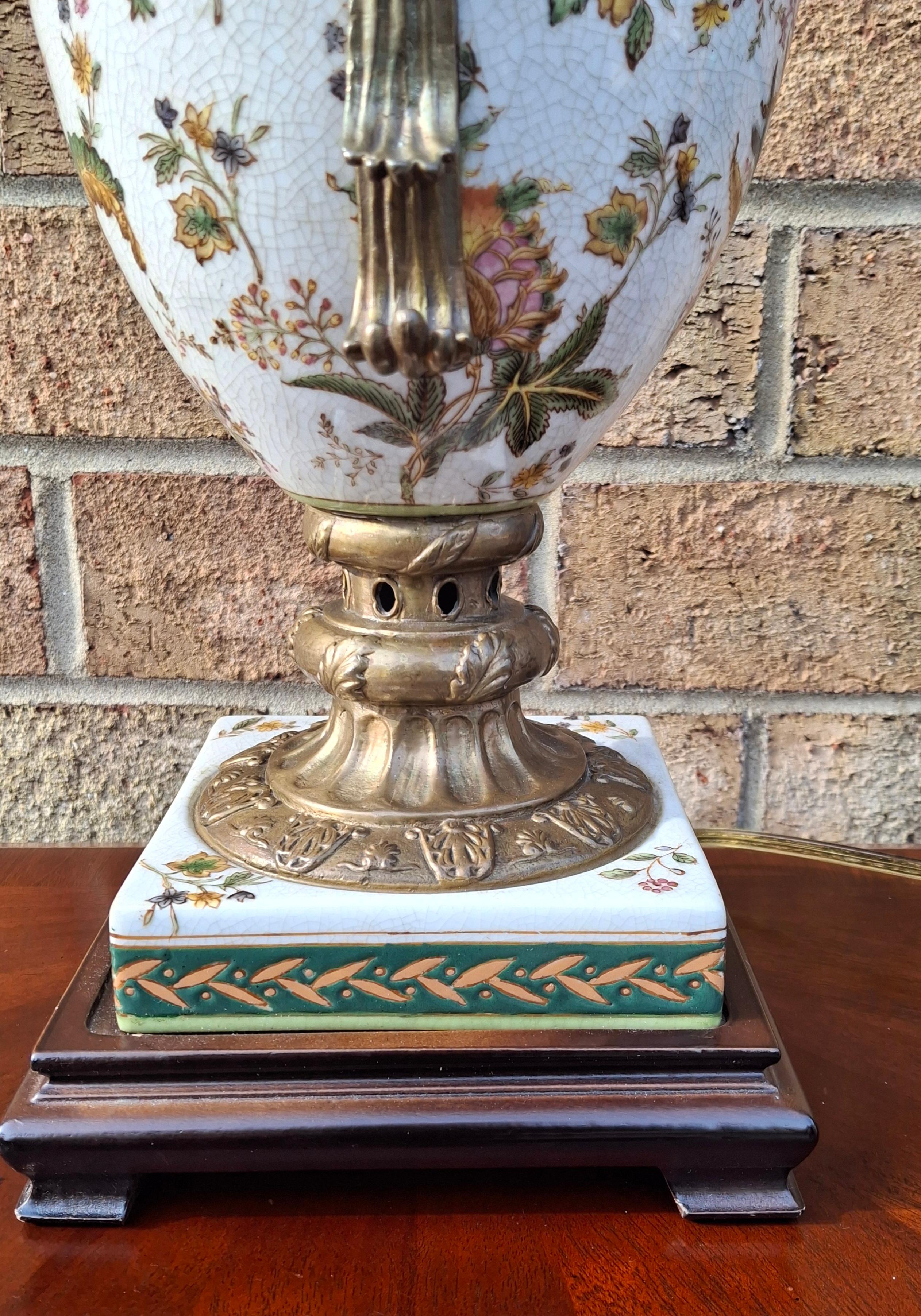 Urna de Porcelana Pintada a Mano Estilo Regencia con Latón Montado como Lámpara en venta 3