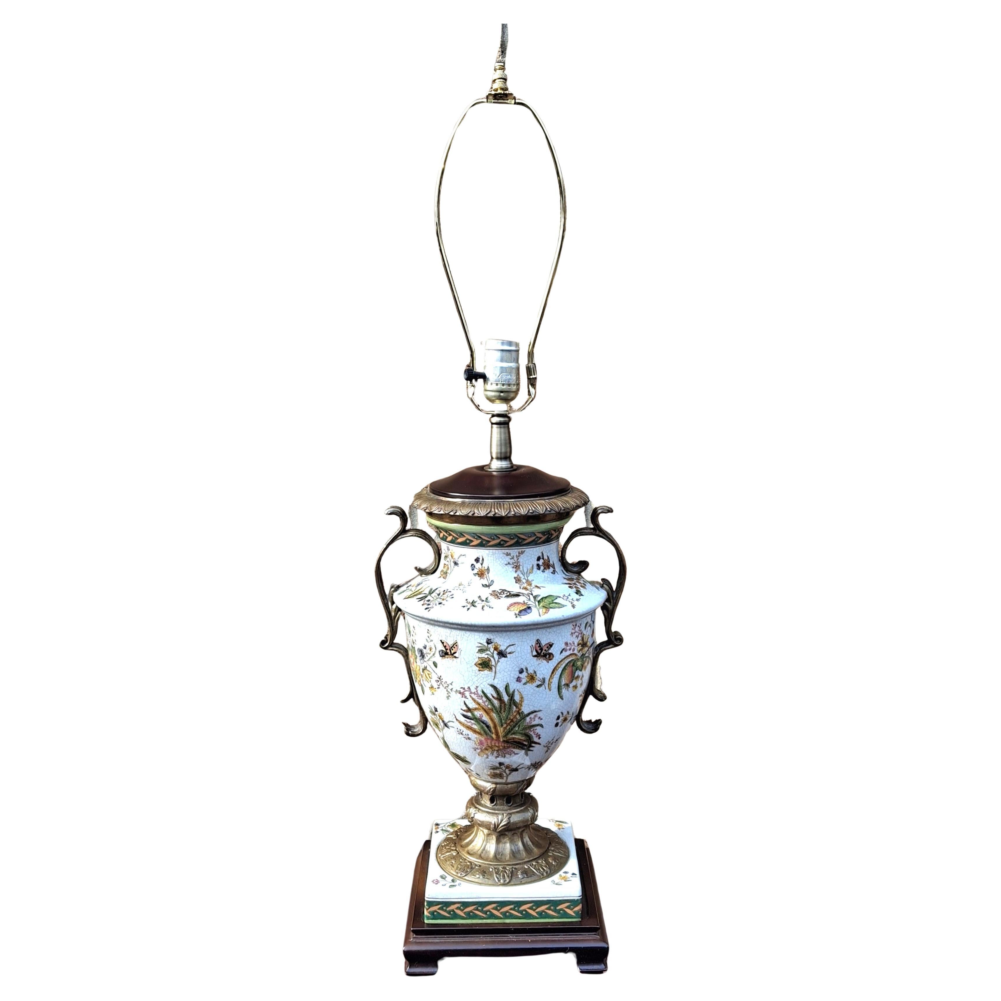 Urne en porcelaine de style Regency peinte à la main avec lampe montée sur laiton